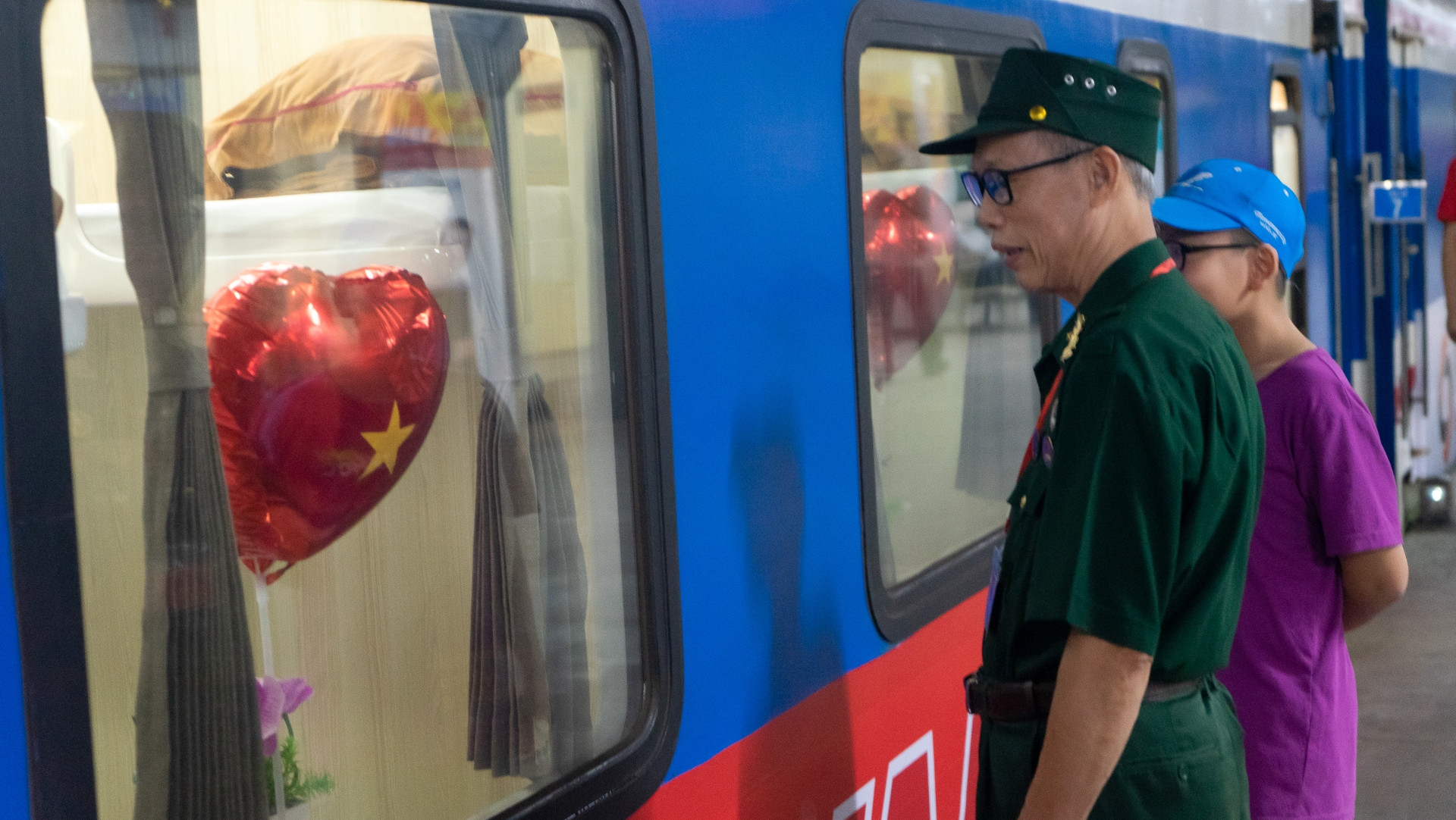 Cựu chiến binh Nguyễn Ngọc Luân xúc động trước khi bước chân lên chuyến tàu Thống nhất. (Ảnh: TRUNG HƯNG) Cựu chiến binh Nguyễn Ngọc Luân xúc động trước khi bước chân lên chuyến tàu Thống nhất. (Ảnh: TRUNG HƯNG)