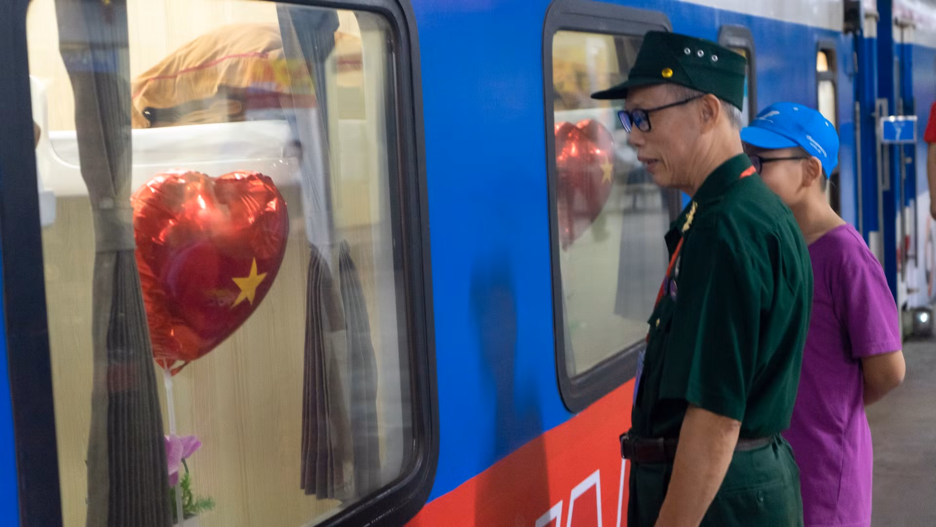 Cựu chiến binh Nguyễn Ngọc Luân xúc động trước khi bước chân lên chuyến tàu Thống nhất. (Ảnh: TRUNG HƯNG)