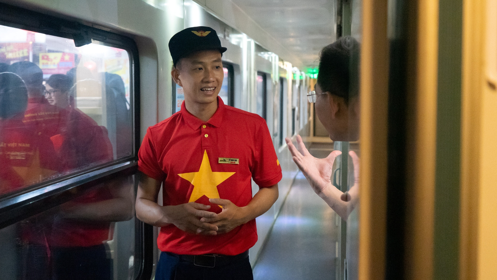 Các nhân viên đường sắt trong đồng phục áo đỏ và sao vàng phục vụ trên chuyến tàu đặc biệt kỷ niệm 50 năm ngày non sông liền một dải. (Ảnh: TRUNG HƯNG) Các nhân viên đường sắt trong đồng phục áo đỏ và sao vàng phục vụ trên chuyến tàu đặc biệt kỷ niệm 50 năm ngày non sông liền một dải. (Ảnh: TRUNG HƯNG)