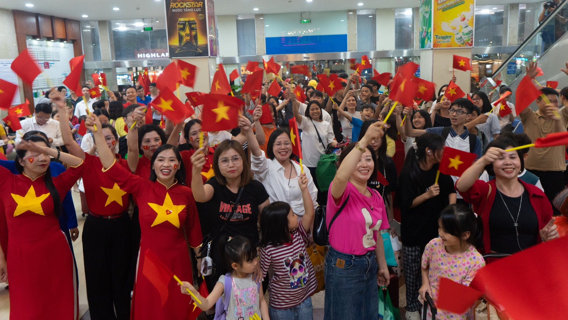 Các nhân viên đường sắt và hành khách hòa nhịp trong các khúc ca cách mạng và tự hào dân tộc trước khi lên tàu. (Ảnh: TRUNG HƯNG) Các nhân viên đường sắt và hành khách hòa nhịp trong các khúc ca cách mạng và tự hào dân tộc trước khi lên tàu. (Ảnh: TRUNG HƯNG)
