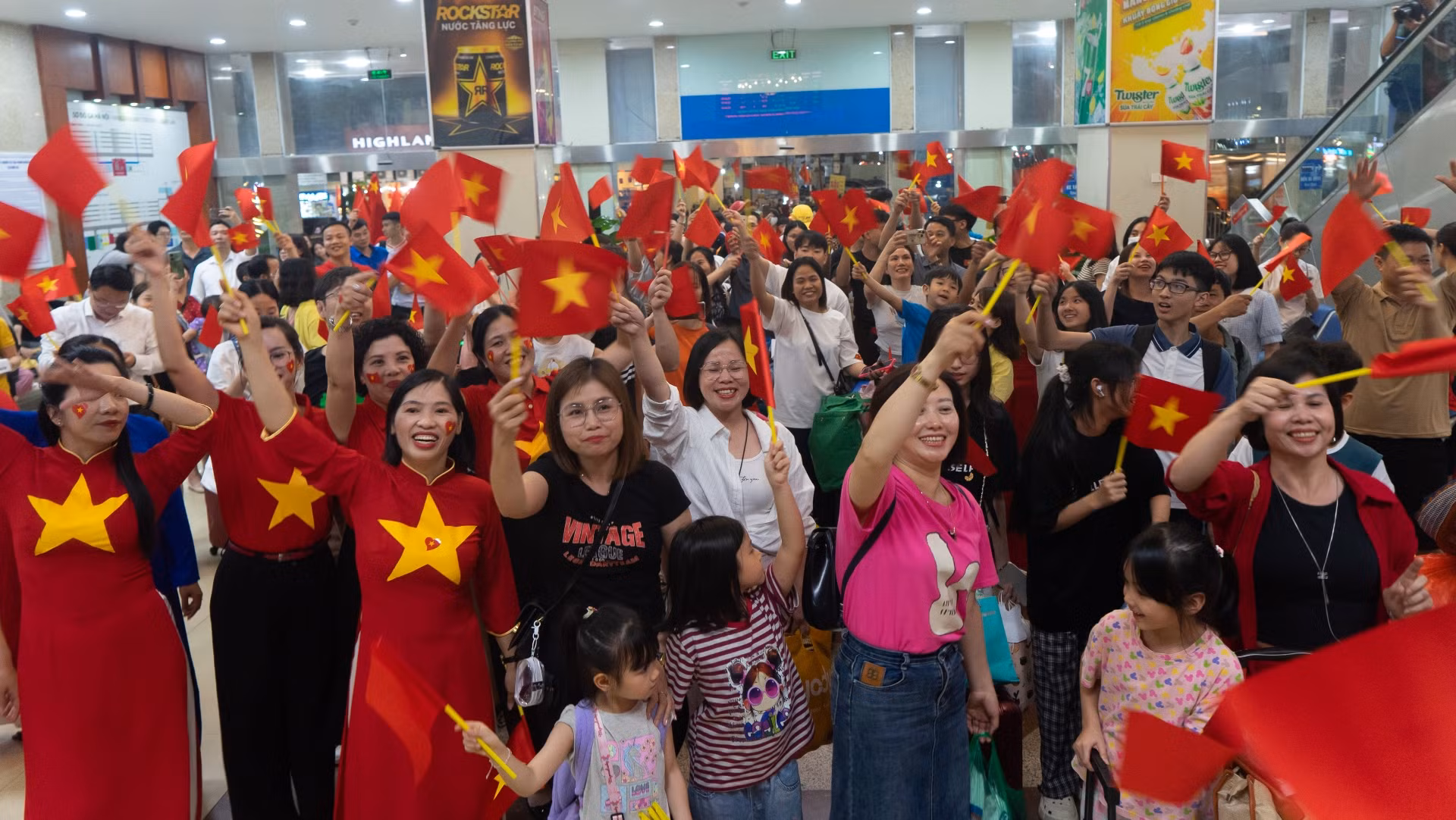 Các nhân viên đường sắt và hành khách hòa nhịp trong các khúc ca cách mạng và tự hào dân tộc trước khi lên tàu. (Ảnh: TRUNG HƯNG)