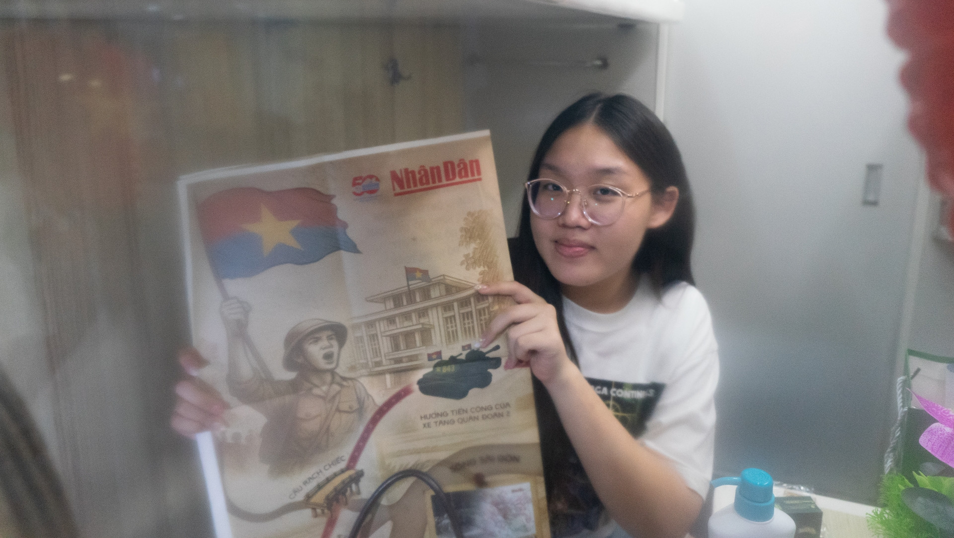 Phụ san đặc biệt của Báo Nhân Dân kỷ niệm 50 năm Ngày Giải phóng miền nam, thống nhất đất nước có mặt trên chuyến tàu đặc biệt nối liền bắc-nam. (Ảnh: TRUNG HƯNG) Phụ san đặc biệt của Báo Nhân Dân kỷ niệm 50 năm Ngày Giải phóng miền nam, thống nhất đất nước có mặt trên chuyến tàu đặc biệt nối liền bắc-nam. (Ảnh: TRUNG HƯNG)