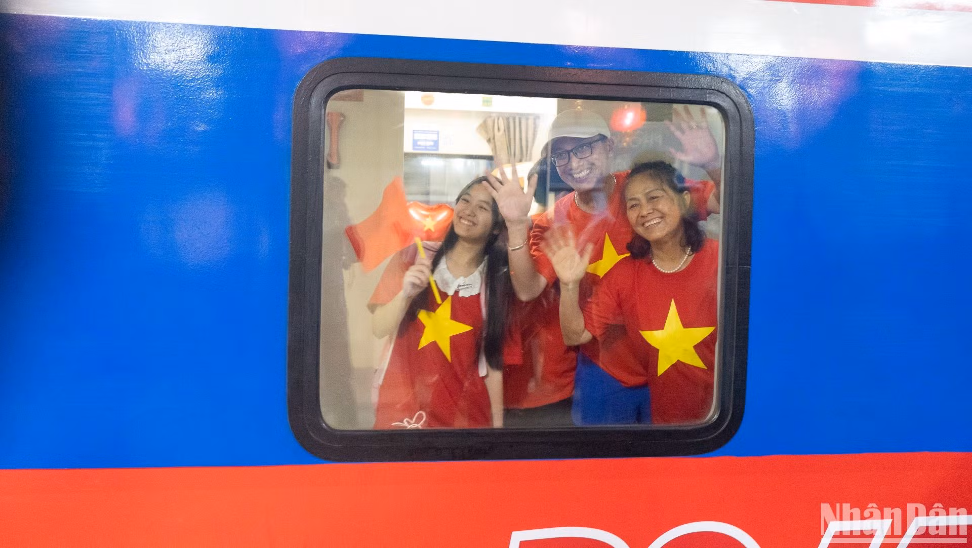 Đoàn tàu Thống nhất lan tỏa niềm tự hào dân tộc trên đường ray đất nước. (Ảnh: TRUNG HƯNG) 