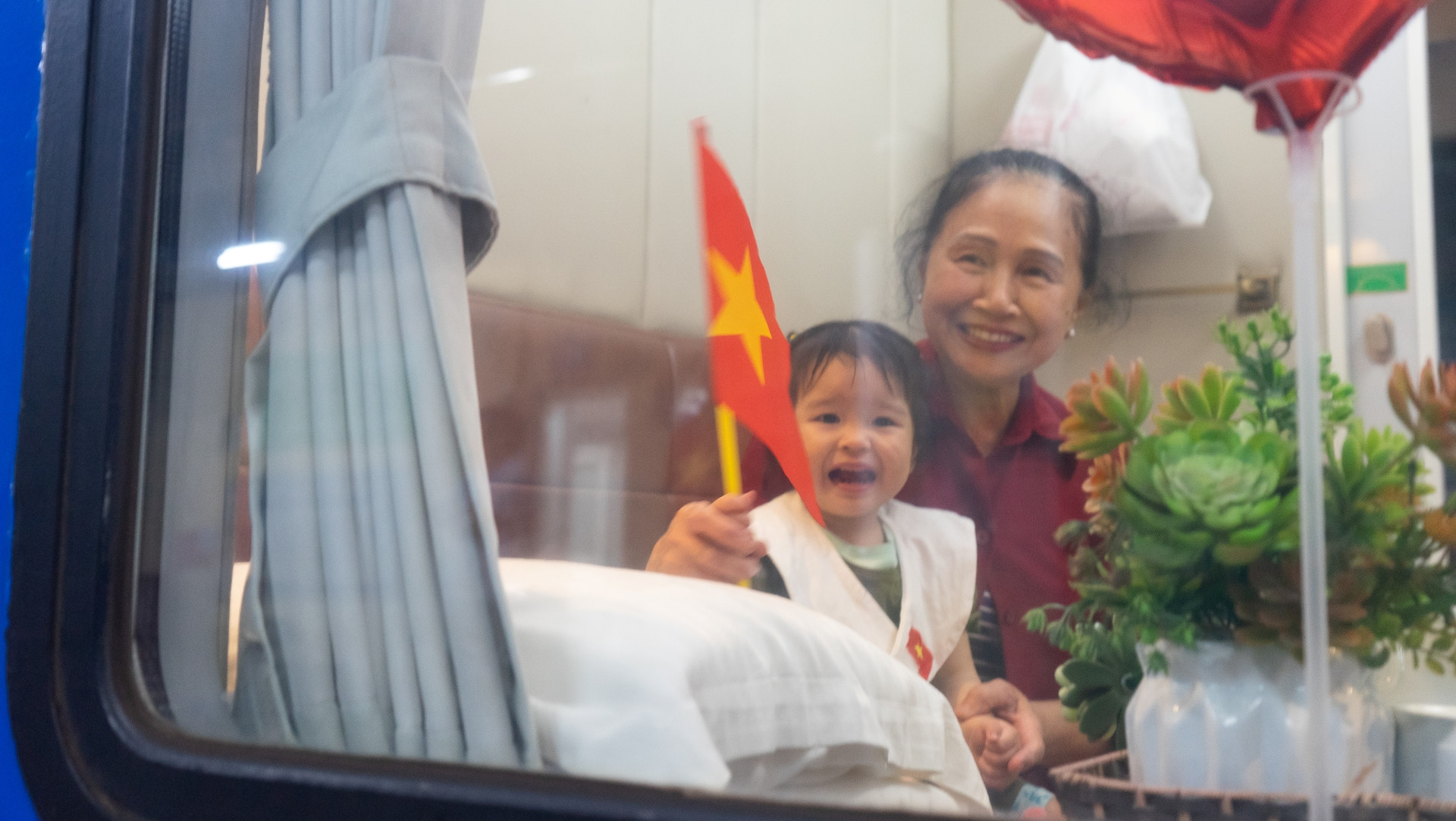 Niềm vui hân hoan của các hành khách trên chuyến tàu đặc biệt. (Ảnh: TRUNG HƯNG) Niềm vui hân hoan của các hành khách trên chuyến tàu đặc biệt. (Ảnh: TRUNG HƯNG)