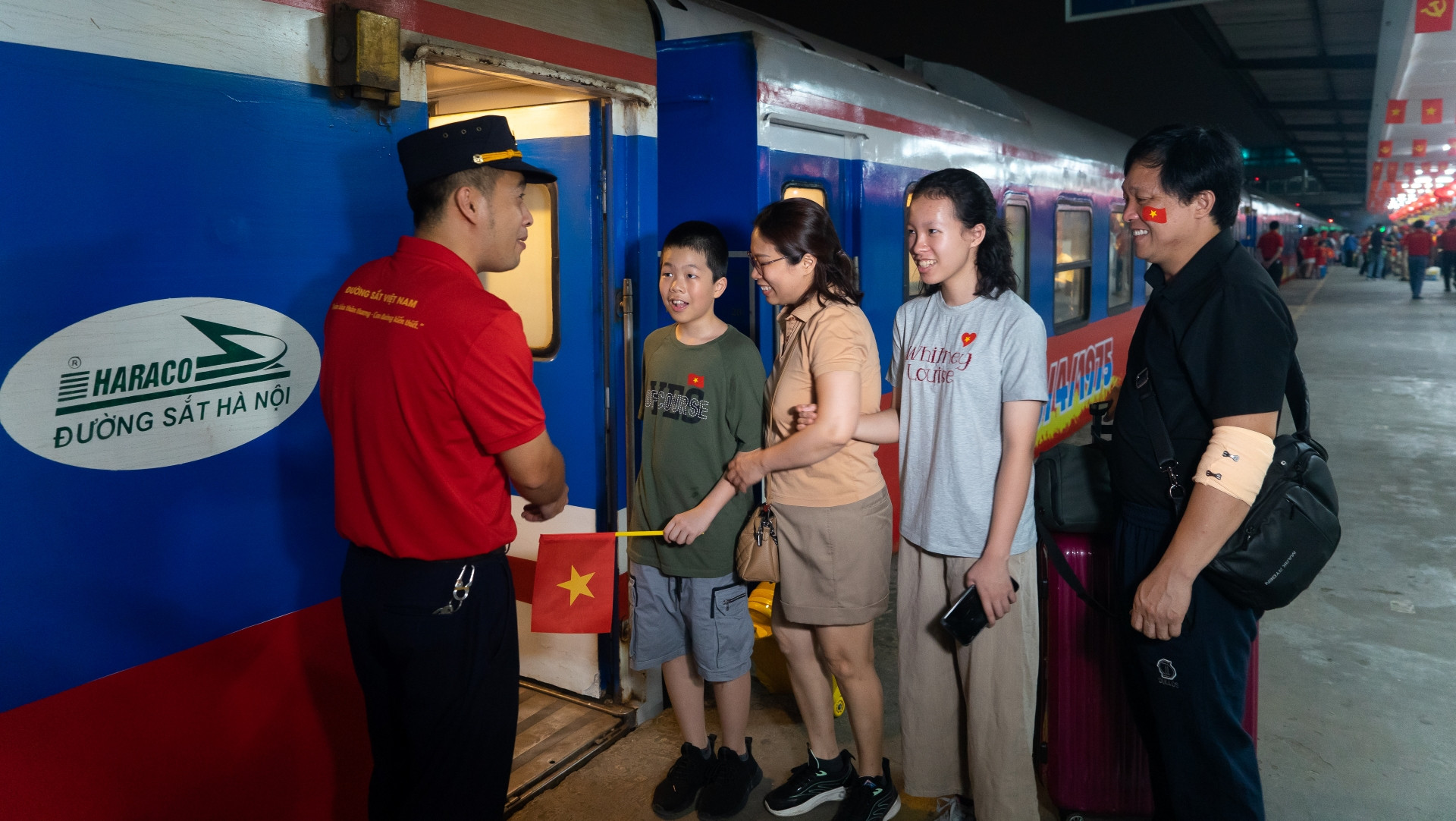 Gia đình bác sĩ Trịnh Hoài Việt (Hà Nội) bắt đầu hành trình ý nghĩa trên chuyến tàu SE1. (Ảnh: TRUNG HƯNG) Gia đình bác sĩ Trịnh Hoài Việt (Hà Nội) bắt đầu hành trình ý nghĩa trên chuyến tàu SE1. (Ảnh: TRUNG HƯNG)
