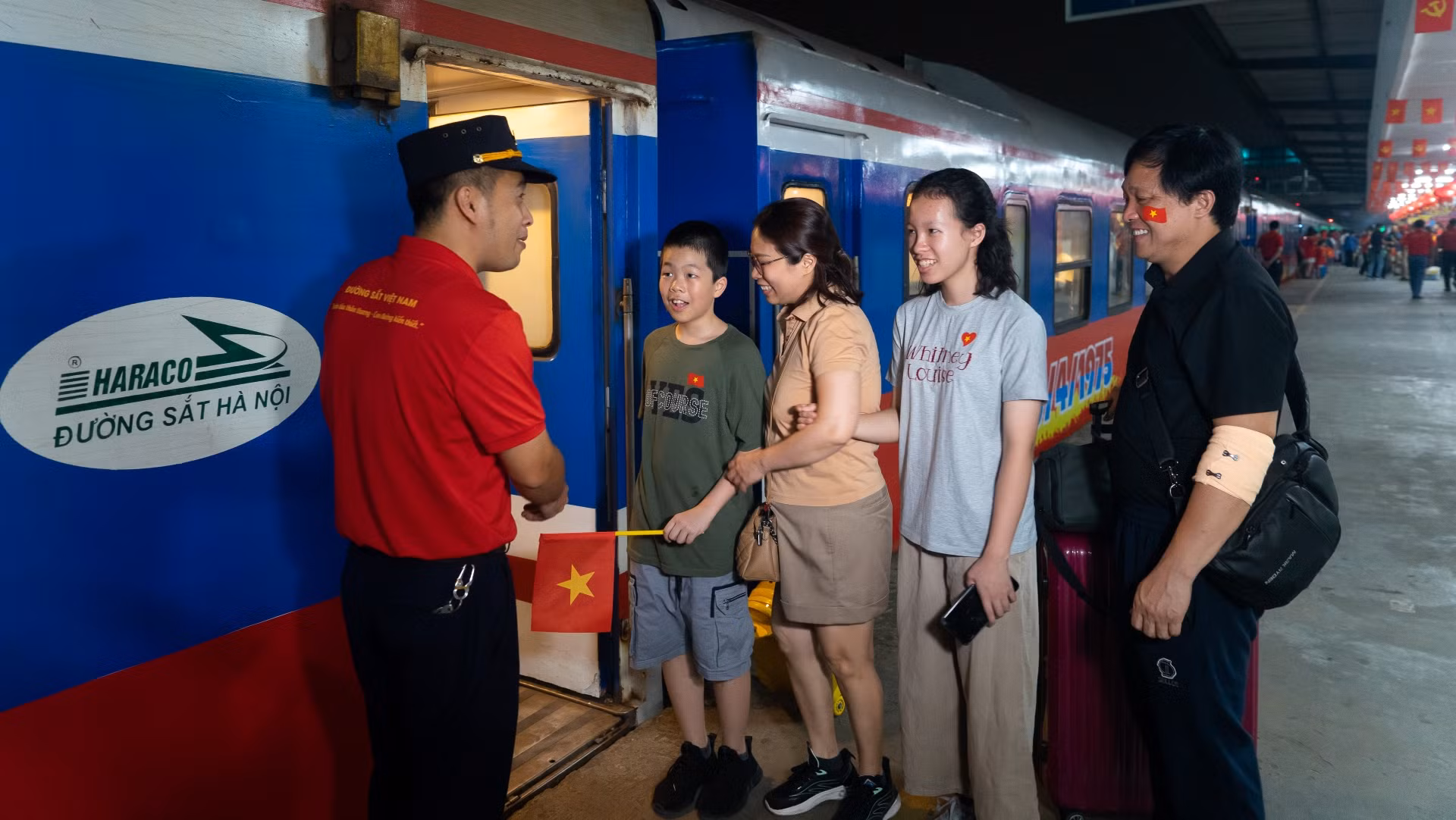 Gia đình bác sĩ Trịnh Hoài Việt (Hà Nội) bắt đầu hành trình ý nghĩa trên chuyến tàu SE1. (Ảnh: TRUNG HƯNG)