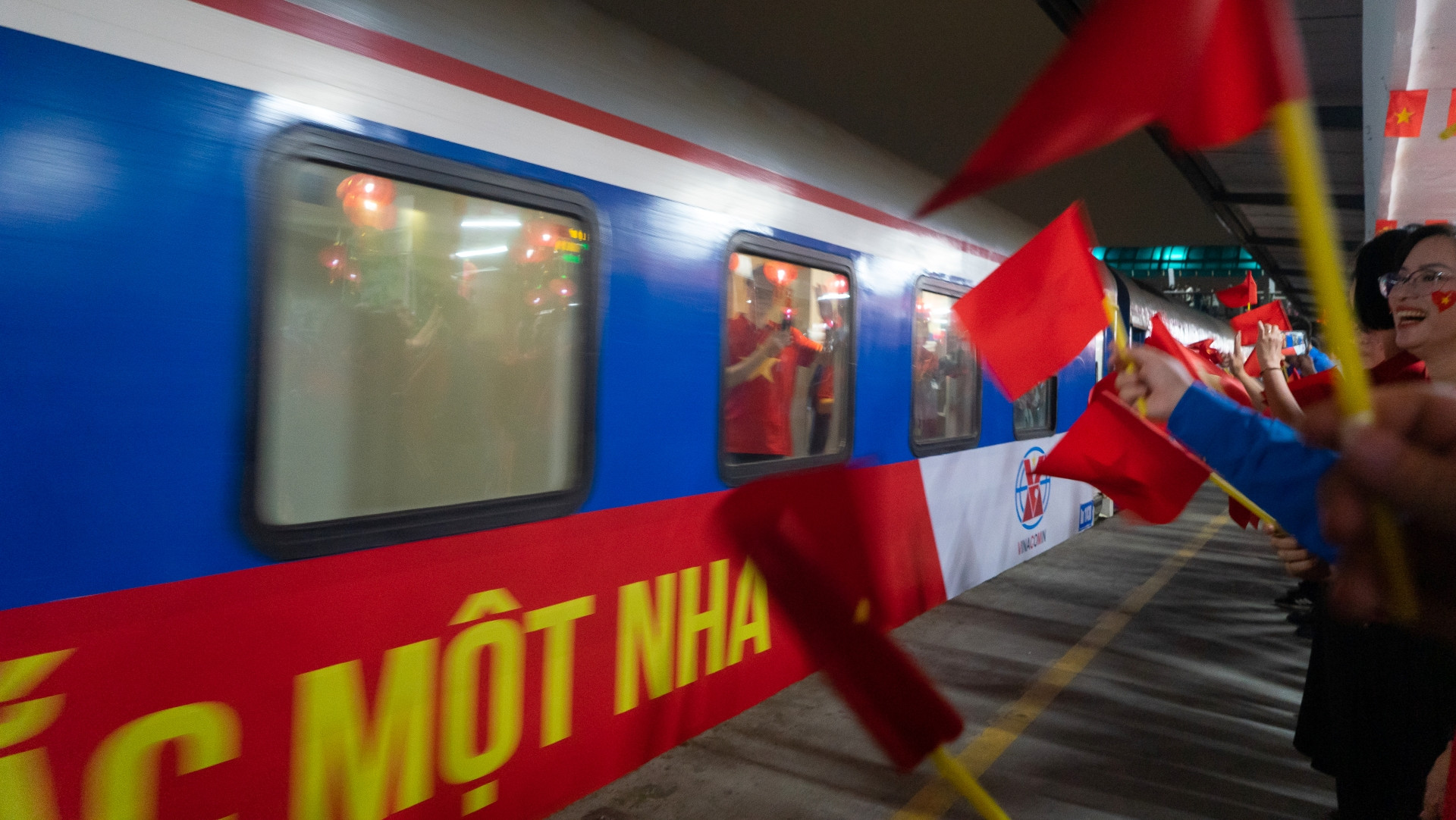 Khoảnh khắc tiễn tàu lăn bánh vào nam. (Ảnh: TRUNG HƯNG) Khoảnh khắc tiễn tàu lăn bánh vào nam. (Ảnh: TRUNG HƯNG)