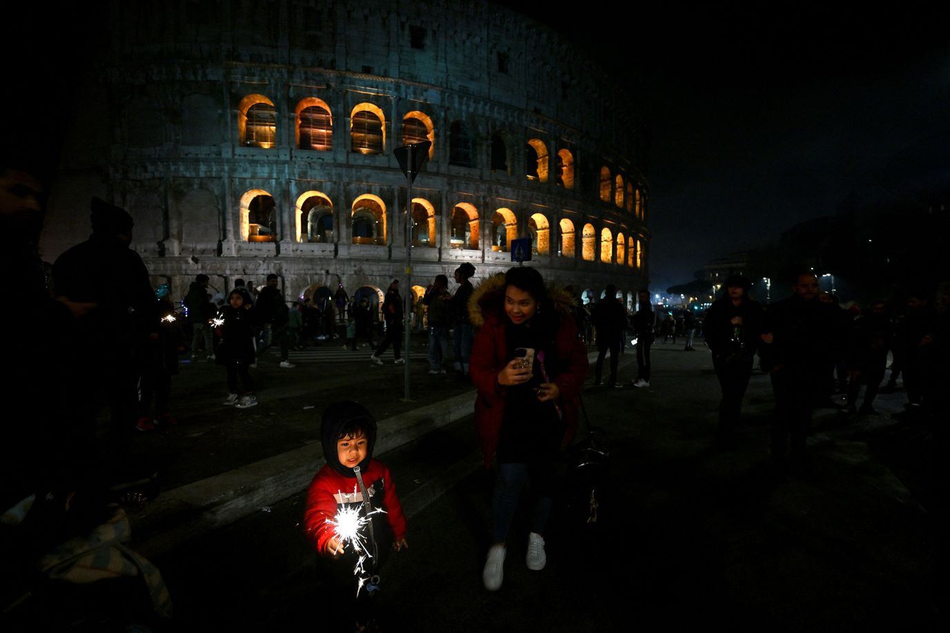 Mừng năm mới trước Đấu trường La Mã ở Rome, Italia. (Ảnh: Filippo Monteforte/AFP/Getty) Mừng năm mới trước Đấu trường La Mã ở Rome, Italia. (Ảnh: Filippo Monteforte/AFP/Getty)