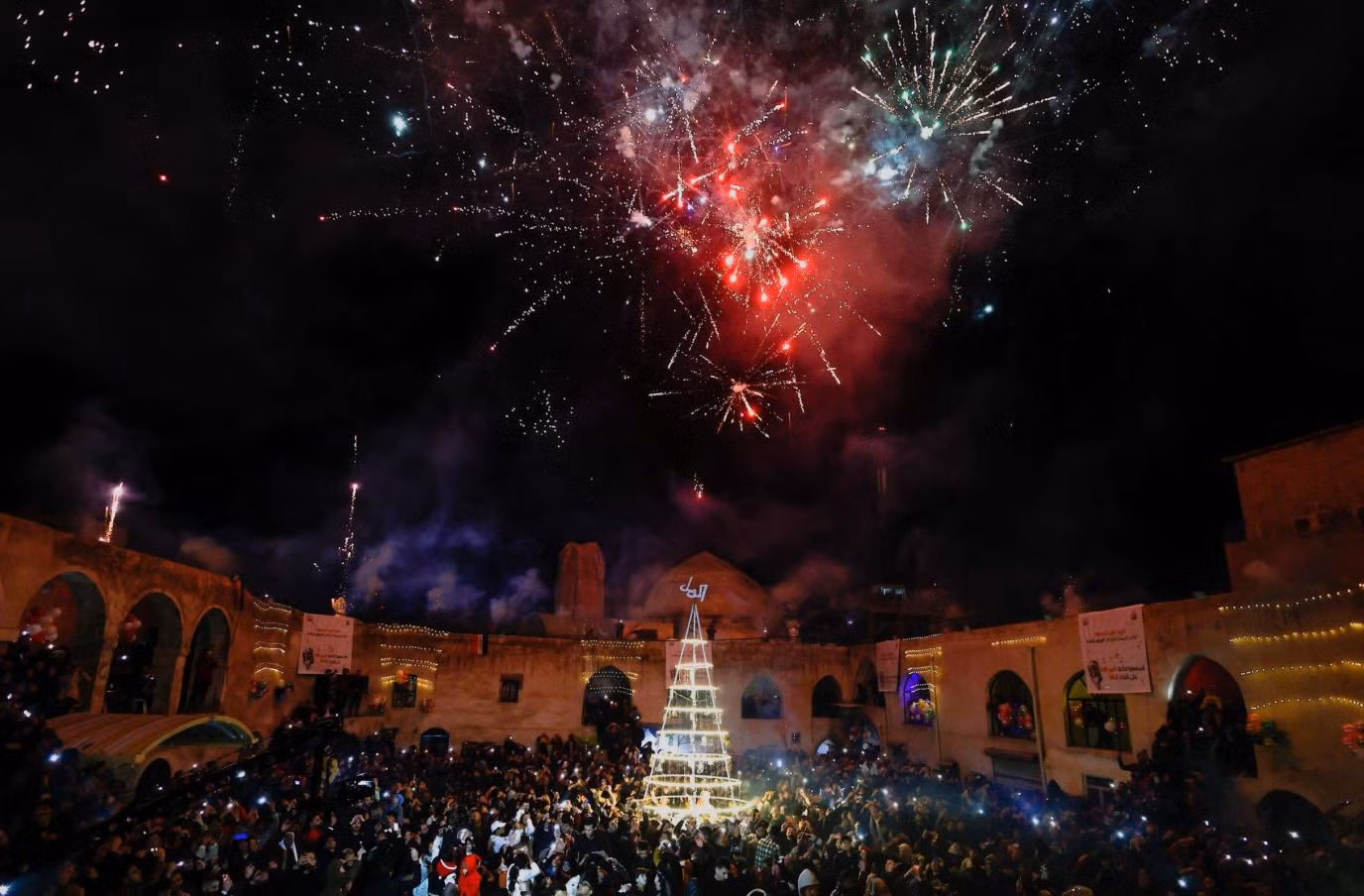 Pháo hoa rực sáng bầu trời Mosul, Iraq. (Ảnh: Reuters)
