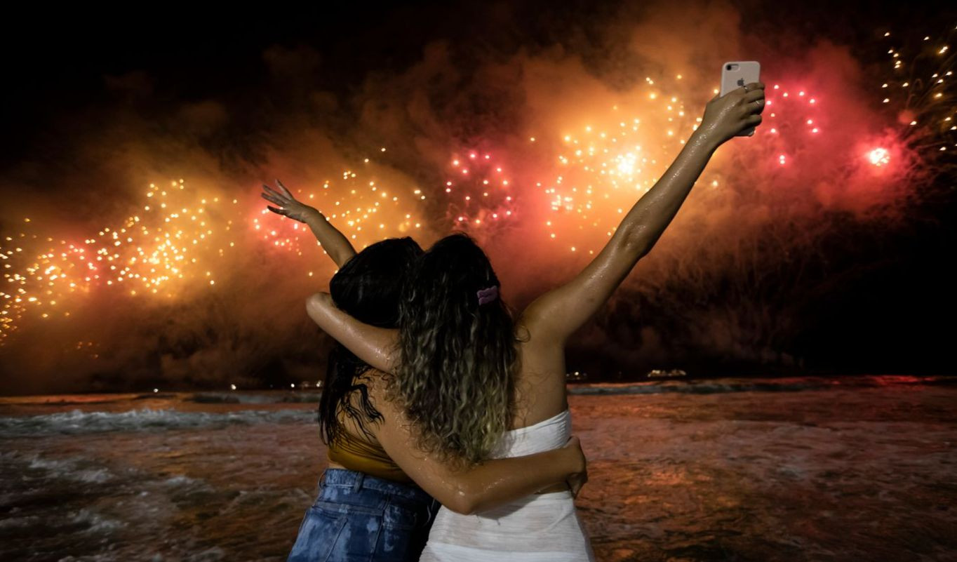 Chào năm mới trên bãi biển Copacabana ở Rio de Janeiro. (Ảnh: Sky News)
