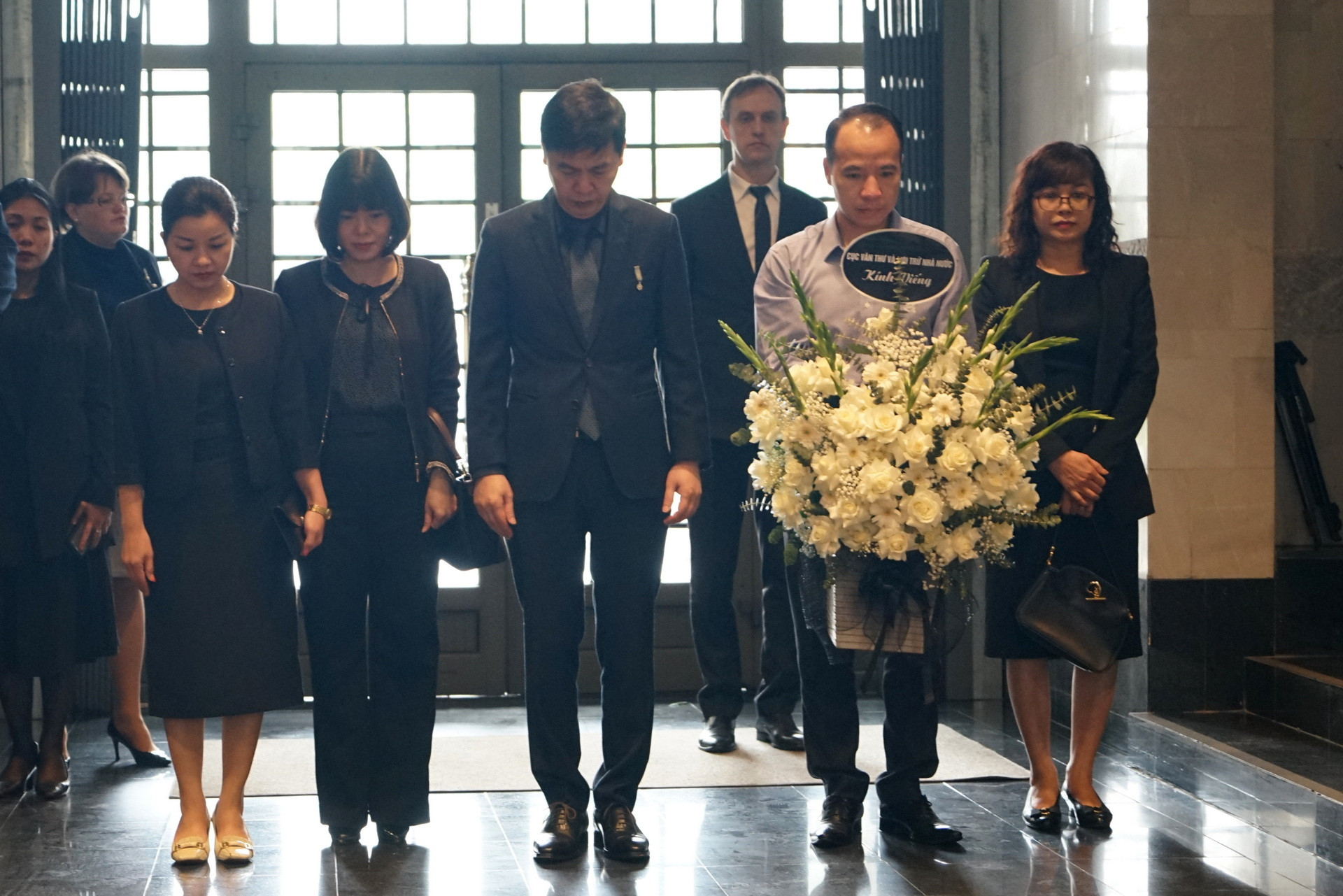 Đoàn Cục Văn thư và Lưu trữ Nhà nước là một trong những đoàn khách đầu tiên đến đặt vòng hoa tưởng niệm các nạn nhân trong vụ tấn công khủng bố ở Nga. (Ảnh: TRUNG HƯNG)