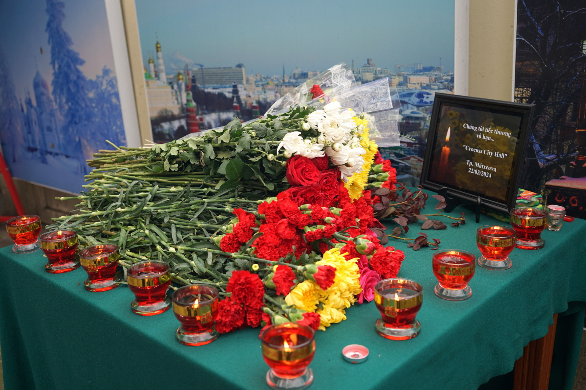 Đồ vật và hoa tươi được người dân mang đến đặt trước trụ sở Đại sứ quán Nga ở Hà Nội để tưởng nhớ các nạn nhân trong vụ khủng bố ngày 22/3. (Ảnh: TRUNG HƯNG)