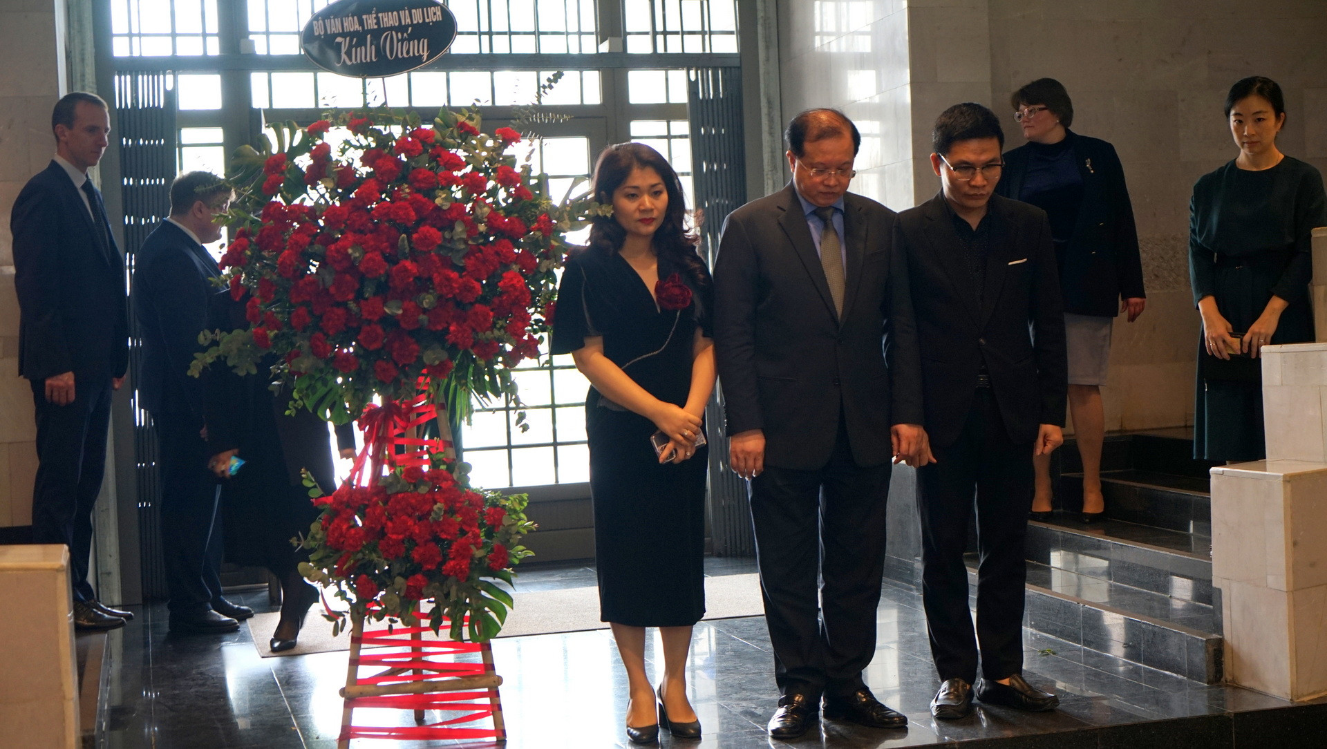 Đoàn Bộ Văn hóa, Thể thao và Du lịch do Thứ trưởng Tạ Quang Đông dẫn đầu đến đặt hoa và ghi sổ tang tưởng niệm các nạn nhân. (Ảnh: TRUNG HƯNG)