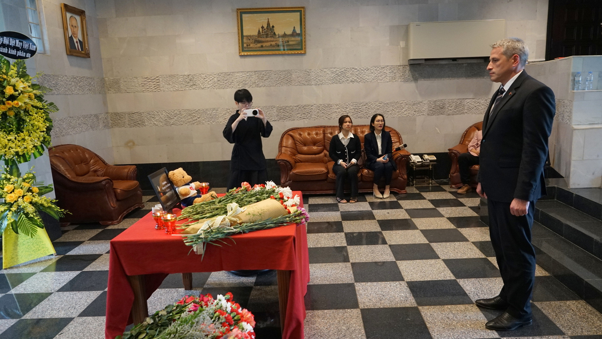 Đại diện Đại sứ quán Belarus tại Việt Nam đến tưởng niệm các nạn nhân. (Ảnh: TRUNG HƯNG)