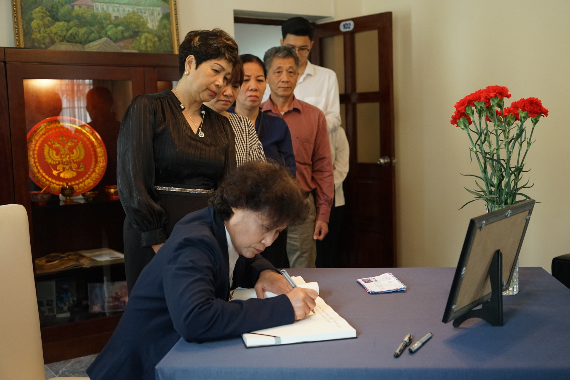 Nhân dân Việt Nam gửi lời chia buồn sâu sắc nhất đến nhân dân Nga và gia đình của các nạn nhân trong vụ khủng bố. (Ảnh: TRUNG HƯNG)