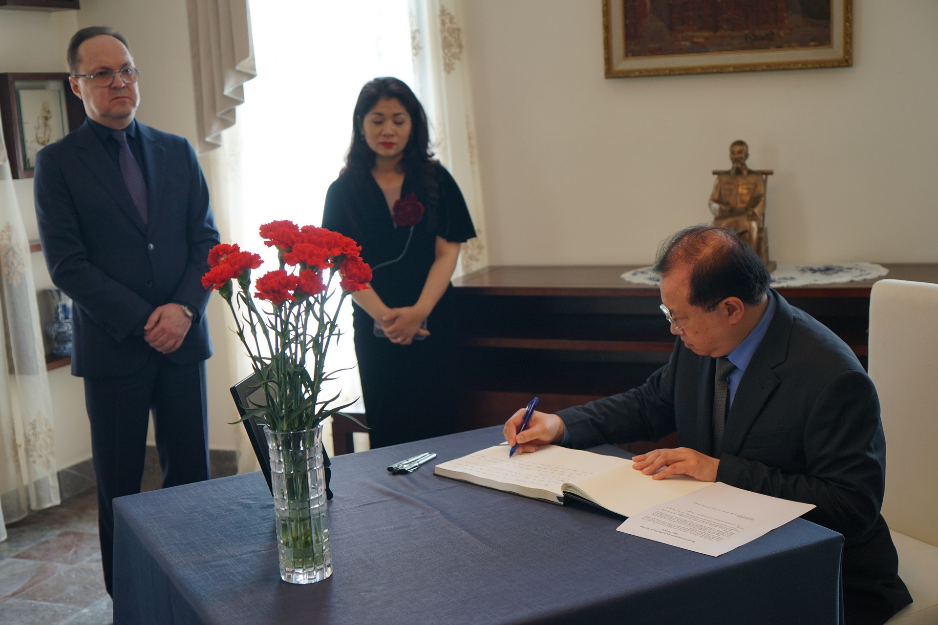 Đại sứ quán Nga tại Việt Nam mở sổ tang tưởng niệm các nạn nhân khủng bố. (Ảnh: TRUNG HƯNG)