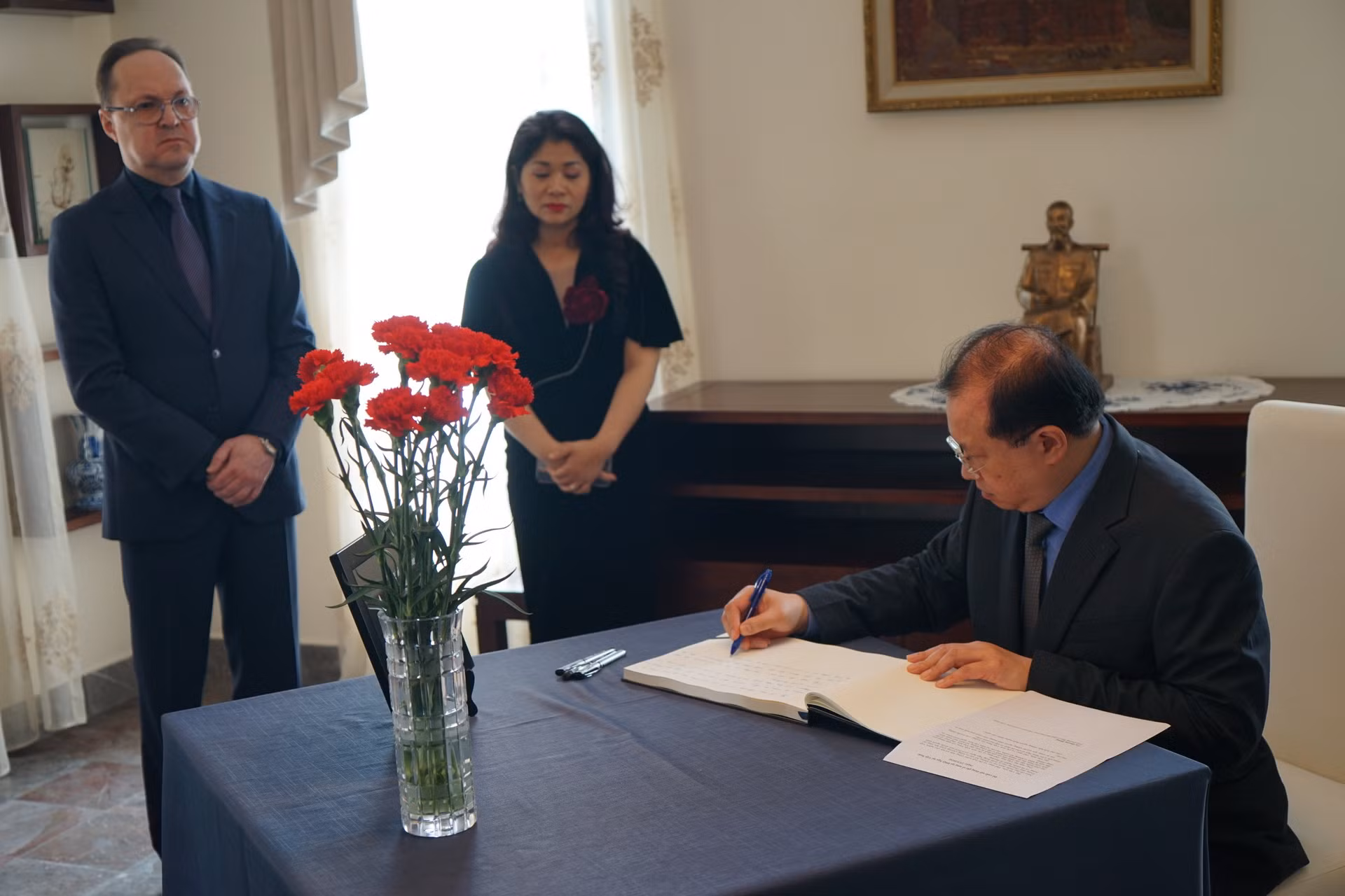 Đại sứ quán Nga tại Việt Nam mở sổ tang tưởng niệm các nạn nhân khủng bố. (Ảnh: TRUNG HƯNG)