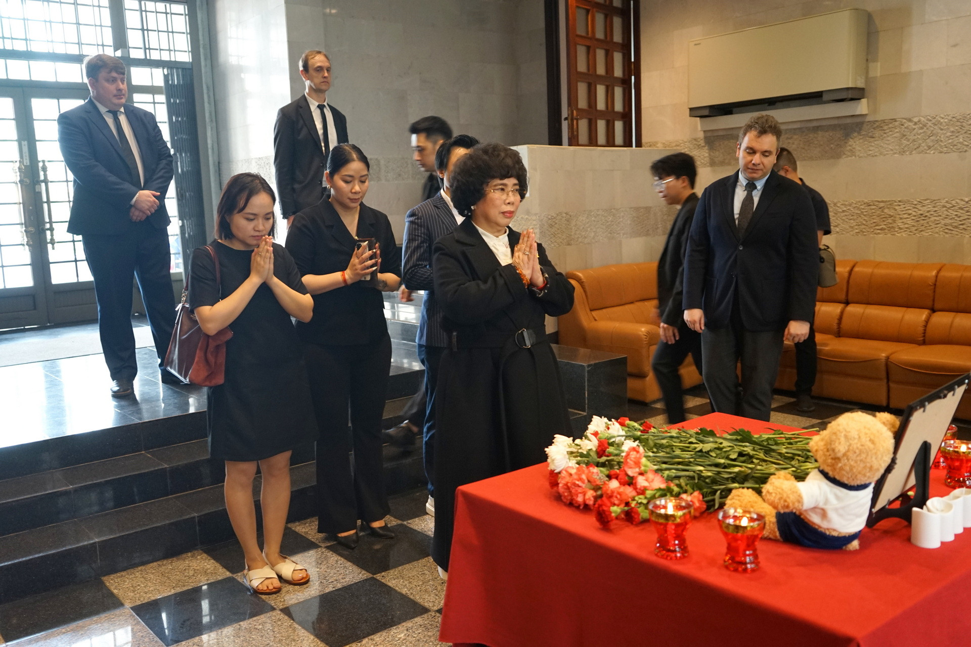 Doanh nhân Thái Hương, nhà sáng lập, Chủ tịch Hội đồng chiến lược Tập đoàn TH dẫn đầu đoàn đại diện tập đoàn đến đặt hoa tưởng niệm. (Ảnh: TRUNG HƯNG)