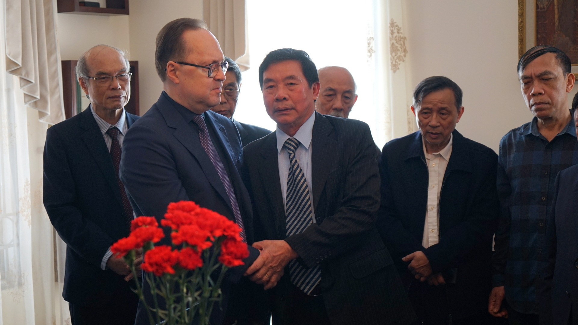 Đoàn Trung ương Hội Hữu nghị Việt-Nga do Phó Chủ tịch Thường trực Trịnh Quốc Khánh dẫn đầu đến chia buồn, ghi sổ tang và tưởng niệm các nạn nhân. (Ảnh: TRUNG HƯNG)