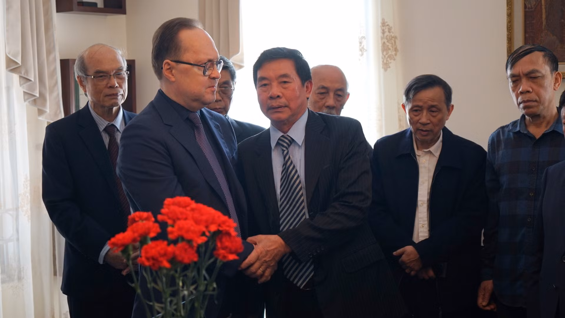 Đoàn Trung ương Hội Hữu nghị Việt-Nga do Phó Chủ tịch Thường trực Trịnh Quốc Khánh dẫn đầu đến chia buồn, ghi sổ tang và tưởng niệm các nạn nhân. (Ảnh: TRUNG HƯNG)