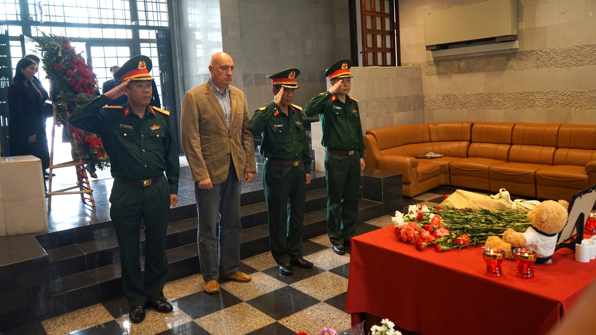 Đại diện Trung tâm Nhiệt đới Việt-Nga gửi lời chia buồn tới nhân dân Nga. (Ảnh: TRUNG HƯNG)