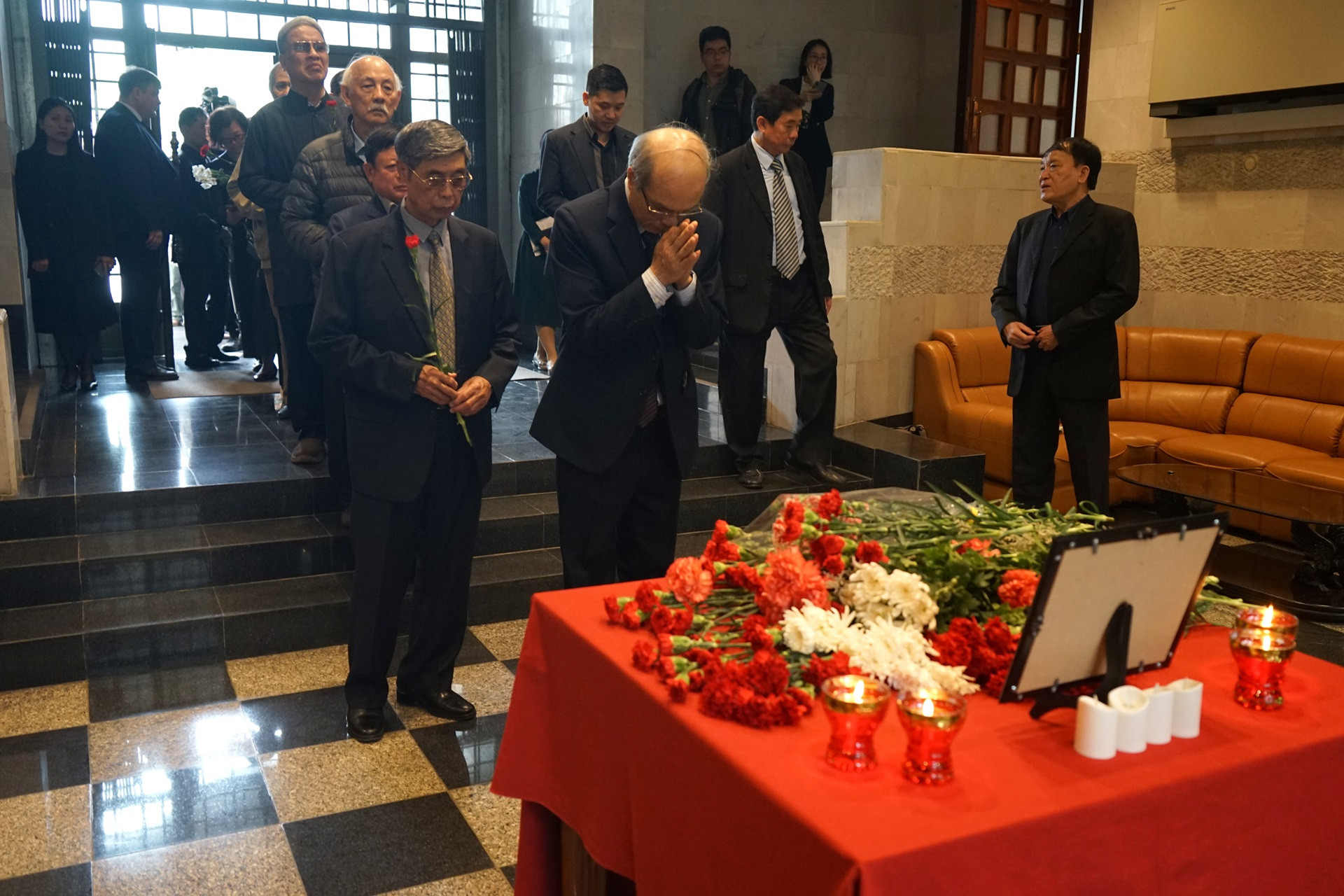 Người dân Việt Nam đau buồn trước thảm cảnh mới xảy ra đối với nhân dân Nga. (Ảnh: TRUNG HƯNG)