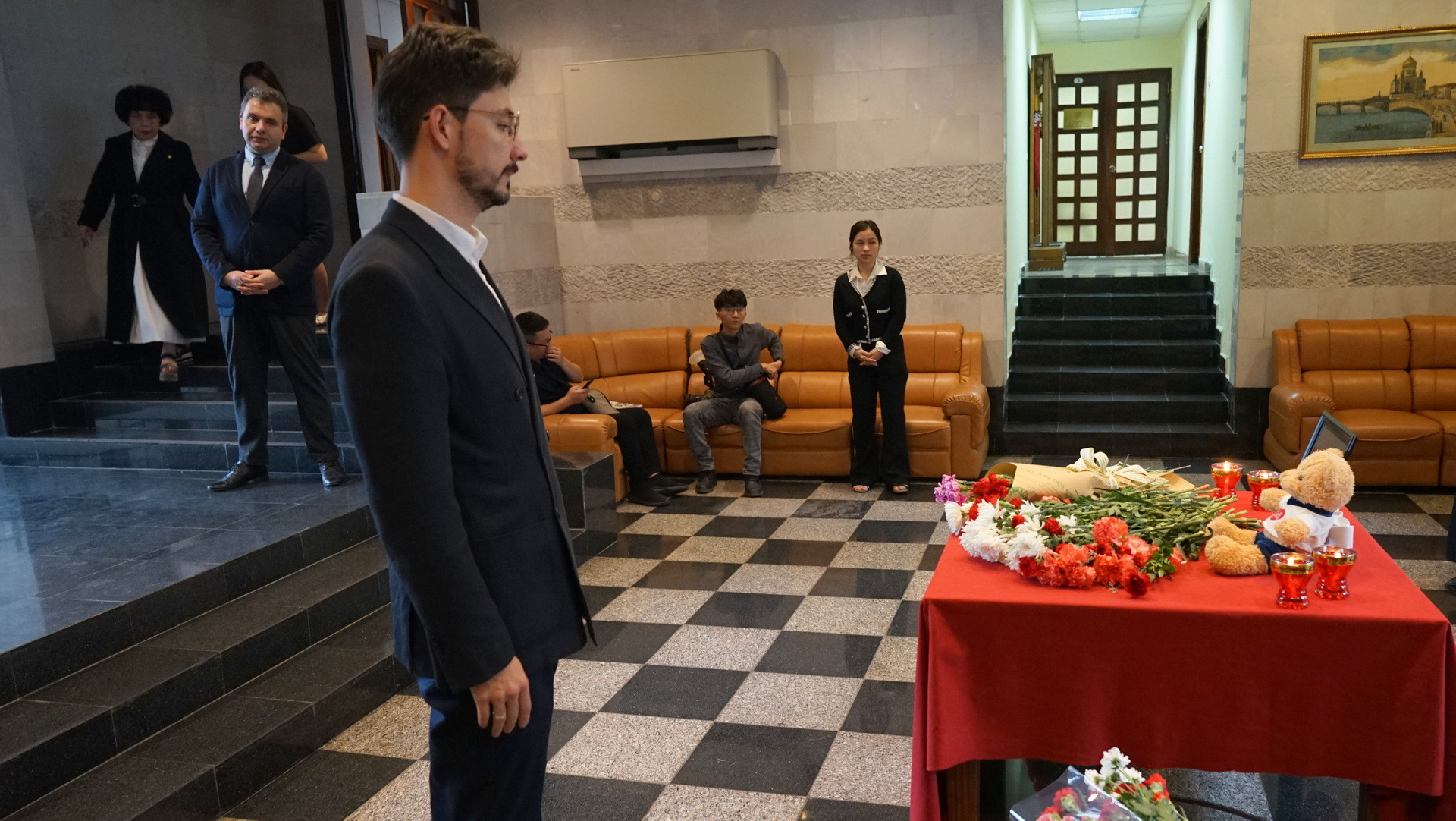 Không chỉ người dân Việt Nam, bạn bè quốc tế cũng có mặt tại Đại sứ quán Nga sáng nay để tưởng niệm các nạn nhân. (Ảnh: TRUNG HƯNG)