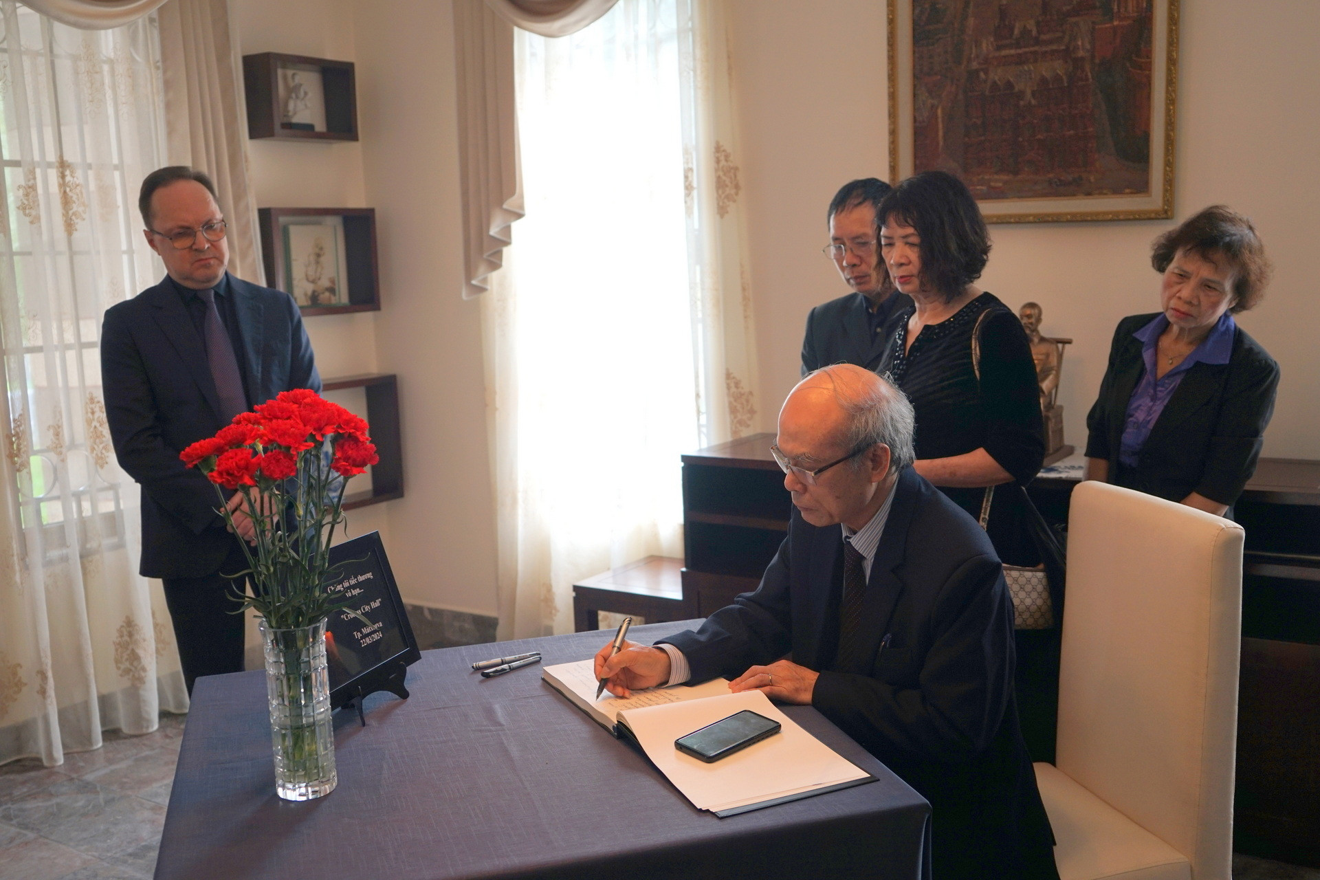 Người dân Việt Nam bày tỏ tình đoàn kết với nhân dân Nga, cùng chia sẻ nỗi đau thương, mất mát to lớn mà các nạn nhân và gia đình của họ đang trải qua. (Ảnh: TRUNG HƯNG)