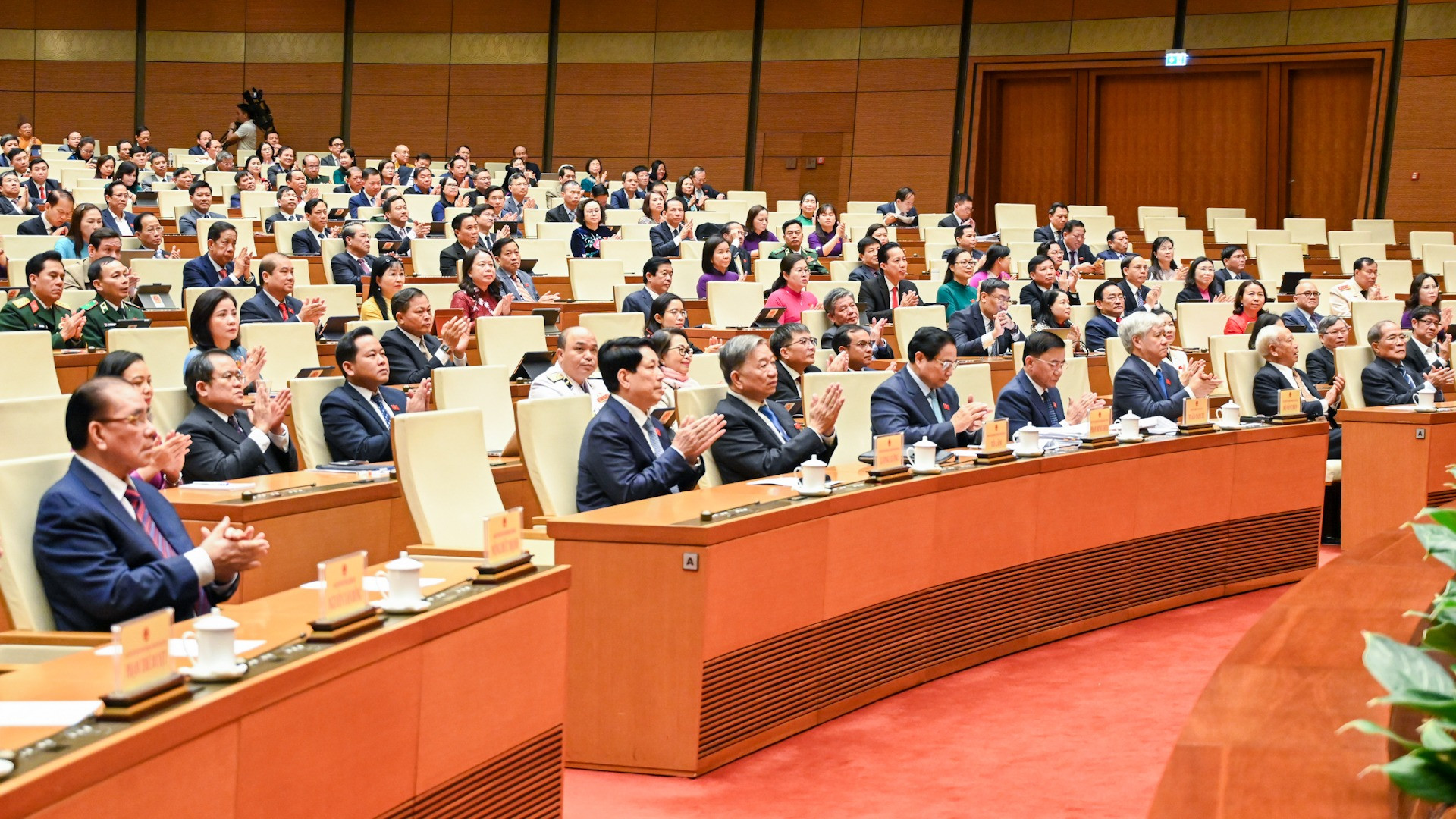 Lãnh đạo Đảng, Nhà nước và các đại biểu Quốc hội tại phiên bế mạc. (Ảnh: DUY LINH) Lãnh đạo Đảng, Nhà nước và các đại biểu Quốc hội tại phiên bế mạc. (Ảnh: DUY LINH)