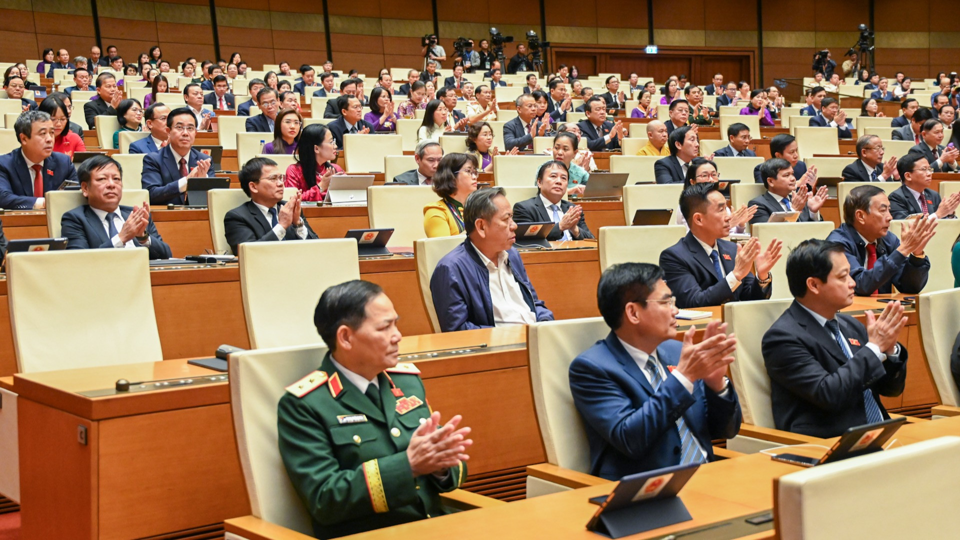 Các đại biểu Quốc hội tại phiên bế mạc. (Ảnh: DUY LINH)