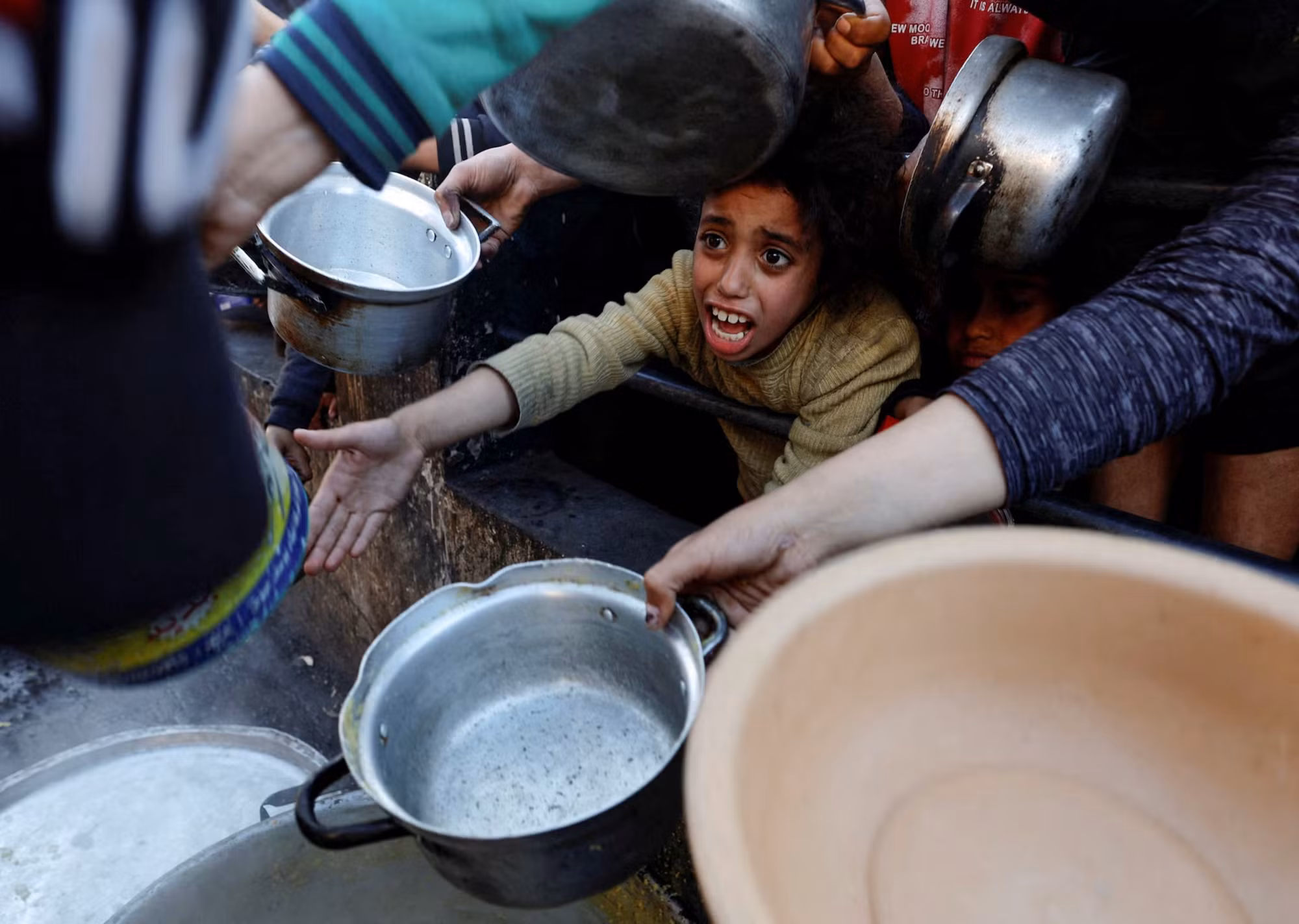 Người Palestine chờ nhận thức ăn trong tháng chay Ramadan của người Hồi giáo, ở Rafah, phía nam dải Gaza, ngày 13/3/2024. (Ảnh: Reuters)