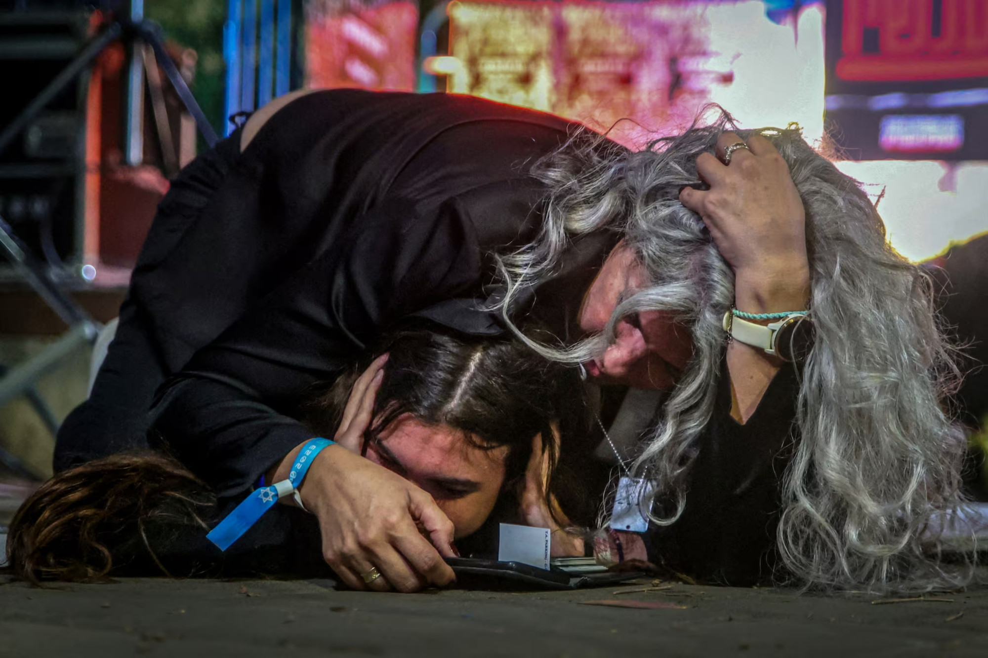 Người mẹ che chắn cho con gái mình khi tiếng còi báo động vang lên báo hiệu tên lửa phóng từ dải Gaza về phía Israel, Tel Aviv, Israel, ngày 20/11/2023. (Ảnh: Reuters) Người mẹ che chắn cho con gái mình khi tiếng còi báo động vang lên báo hiệu tên lửa phóng từ dải Gaza về phía Israel, Tel Aviv, Israel, ngày 20/11/2023. (Ảnh: Reuters)