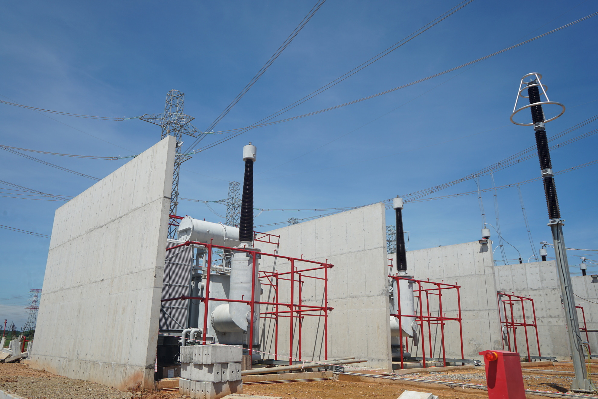 Cận cảnh các máy biến áp và thiết bị chính.