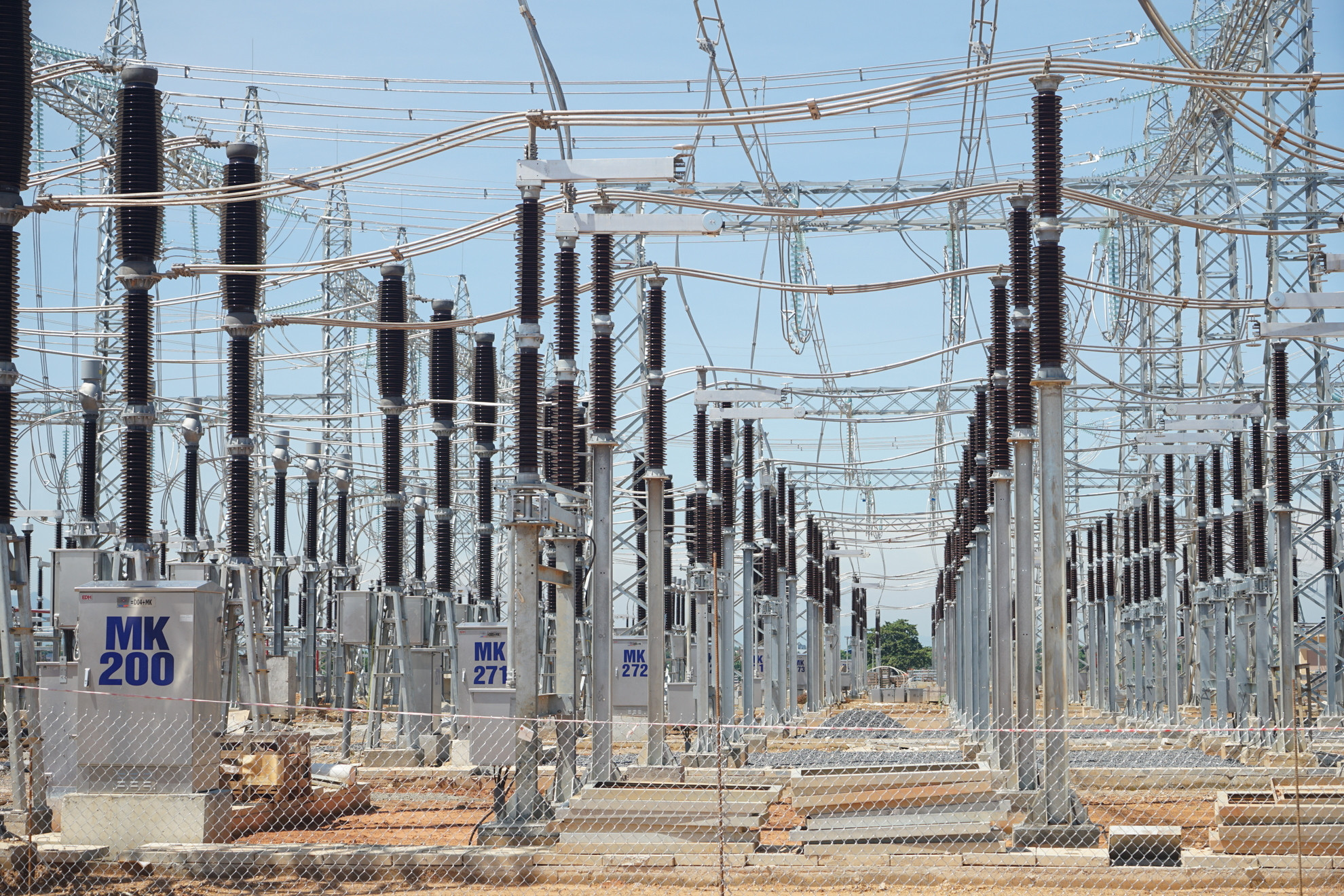 Thiết bị điện phía 500kV và 220kV đã được lắp đặt và đi vào vận hành.