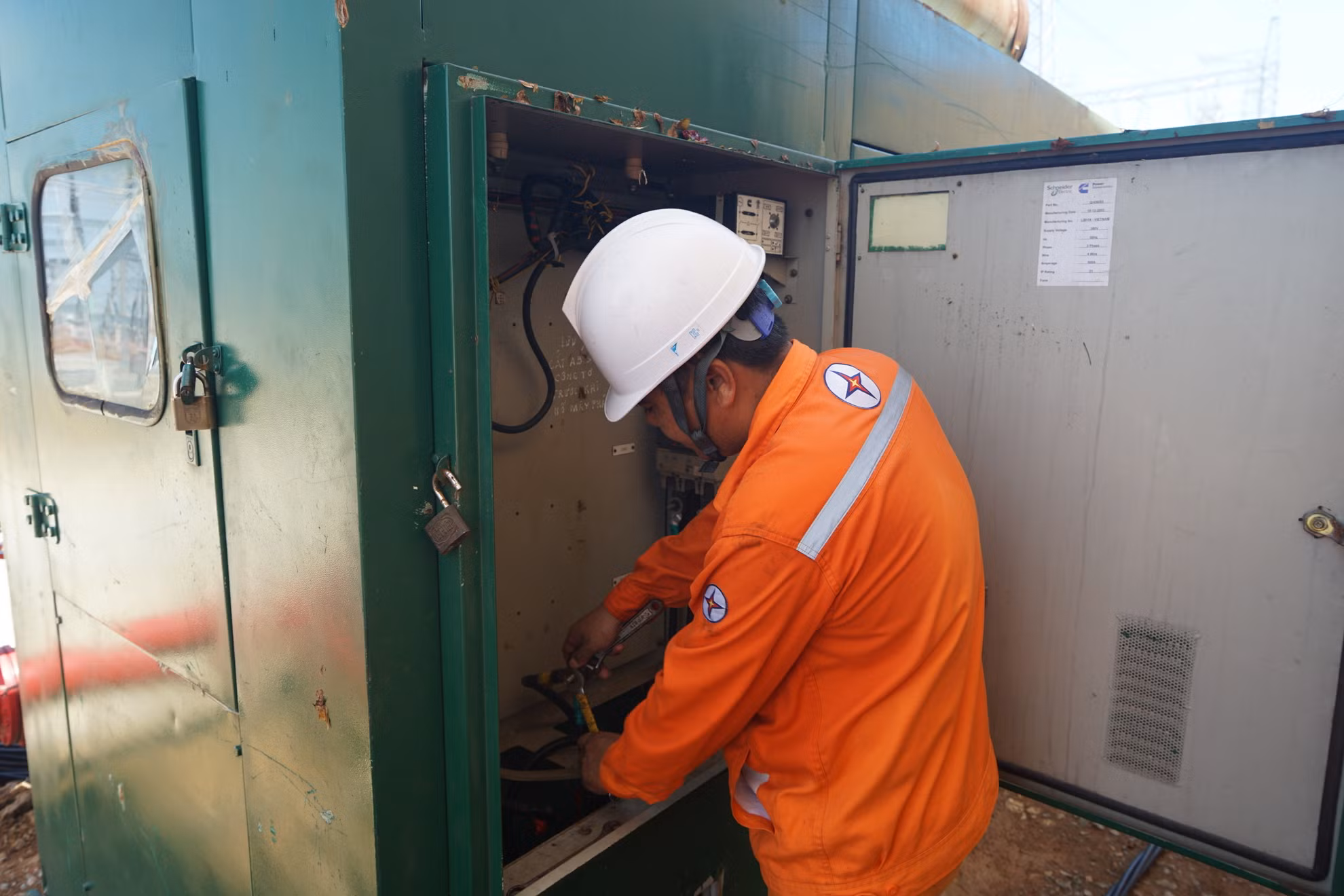 Các kỹ sư và công nhân làm việc “3 ca, 4 kíp” trên công trường để bảo đảm mọi công đoạn cuối cùng được hoàn thiện đúng tiến độ và chất lượng.