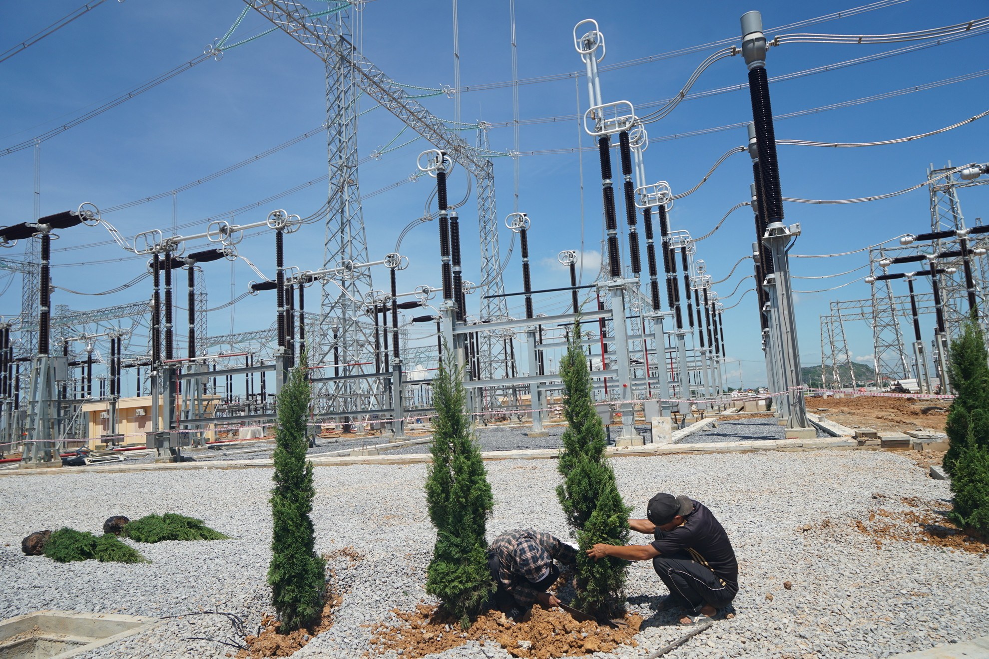 Đối với phần không liên quan đến điện, đơn vị thi công vẫn đang hoàn thiện các khâu cuối cùng, bảo đảm cho công tác khánh thành tổ chức vào ngày mai theo chỉ đạo của Thủ tướng Chính phủ.