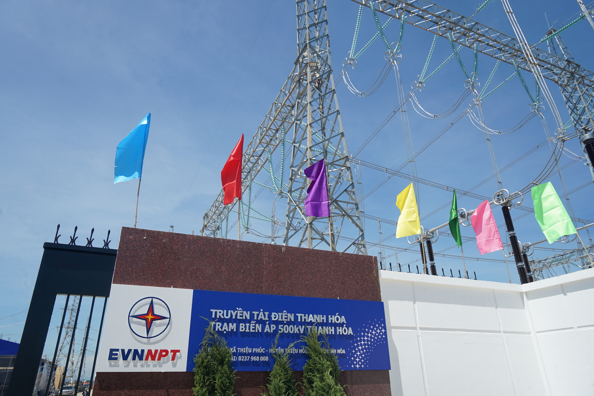 Trạm biến áp không chỉ được xây dựng với các thiết bị hiện đại mà còn được thiết kế để hòa hợp với cảnh quan chung quanh. Cơ sở hạ tầng chung quanh trạm được chăm sóc để bảo đảm môi trường làm việc và sinh hoạt thuận lợi cho các cán bộ, công nhân vận hành.