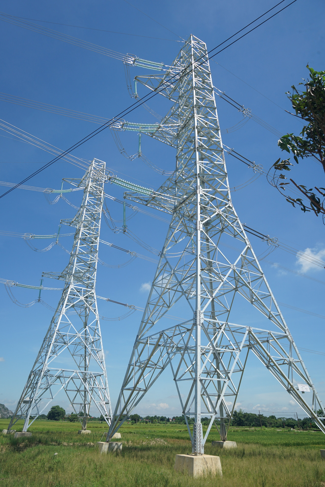 Phần đường dây đấu nối 220kV, xây dựng mới 1 tuyến đường dây 4 mạch dài khoảng 7,5km từ Trạm biến áp 500kV Thanh Hóa đến điểm đấu nối trên các đường dây 220kV Nông Cống-Thanh Hóa.