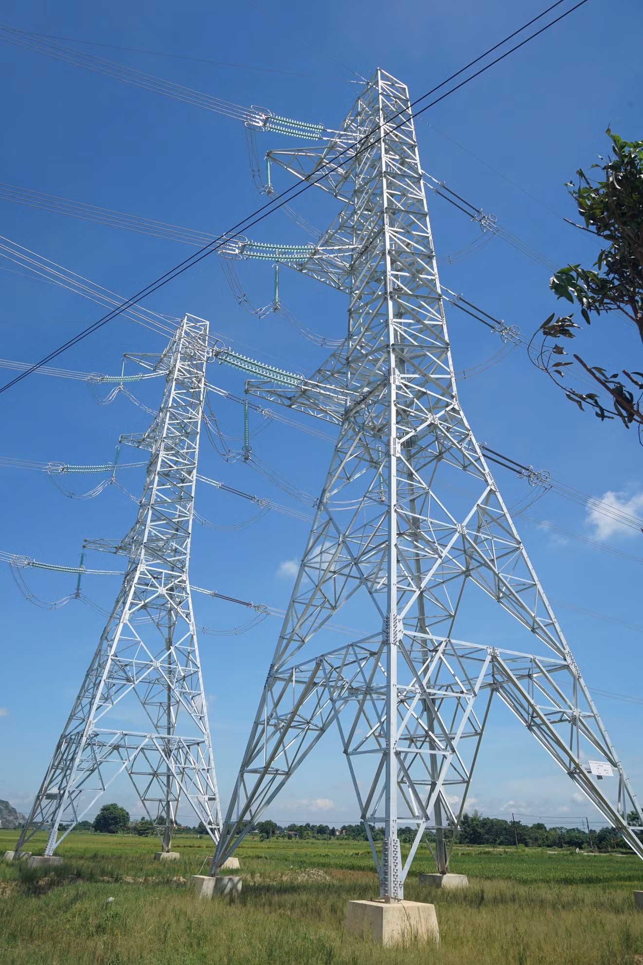 Phần đường dây đấu nối 220kV, xây dựng mới 1 tuyến đường dây 4 mạch dài khoảng 7,5km từ Trạm biến áp 500kV Thanh Hóa đến điểm đấu nối trên các đường dây 220kV Nông Cống-Thanh Hóa.