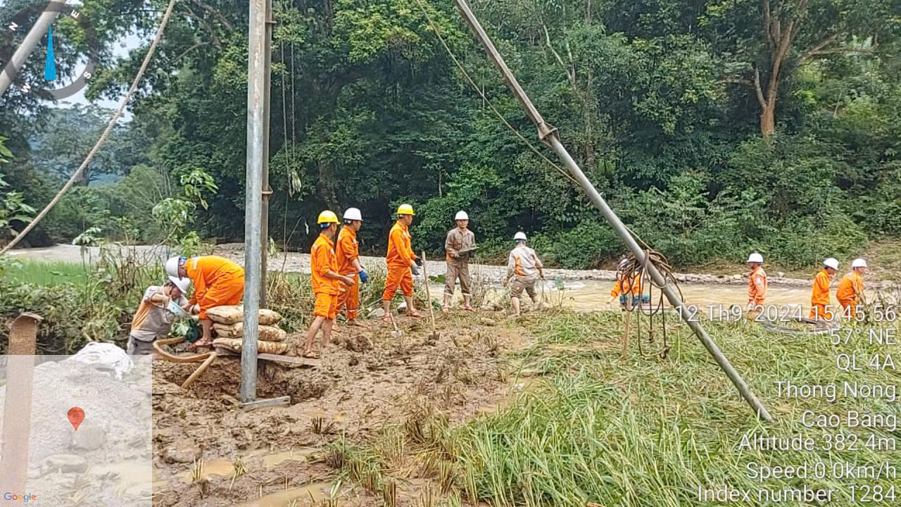 Công nhân điện lực Cao Bằng ứng phó sự cố điện lưới do ảnh hưởng mưa lũ.