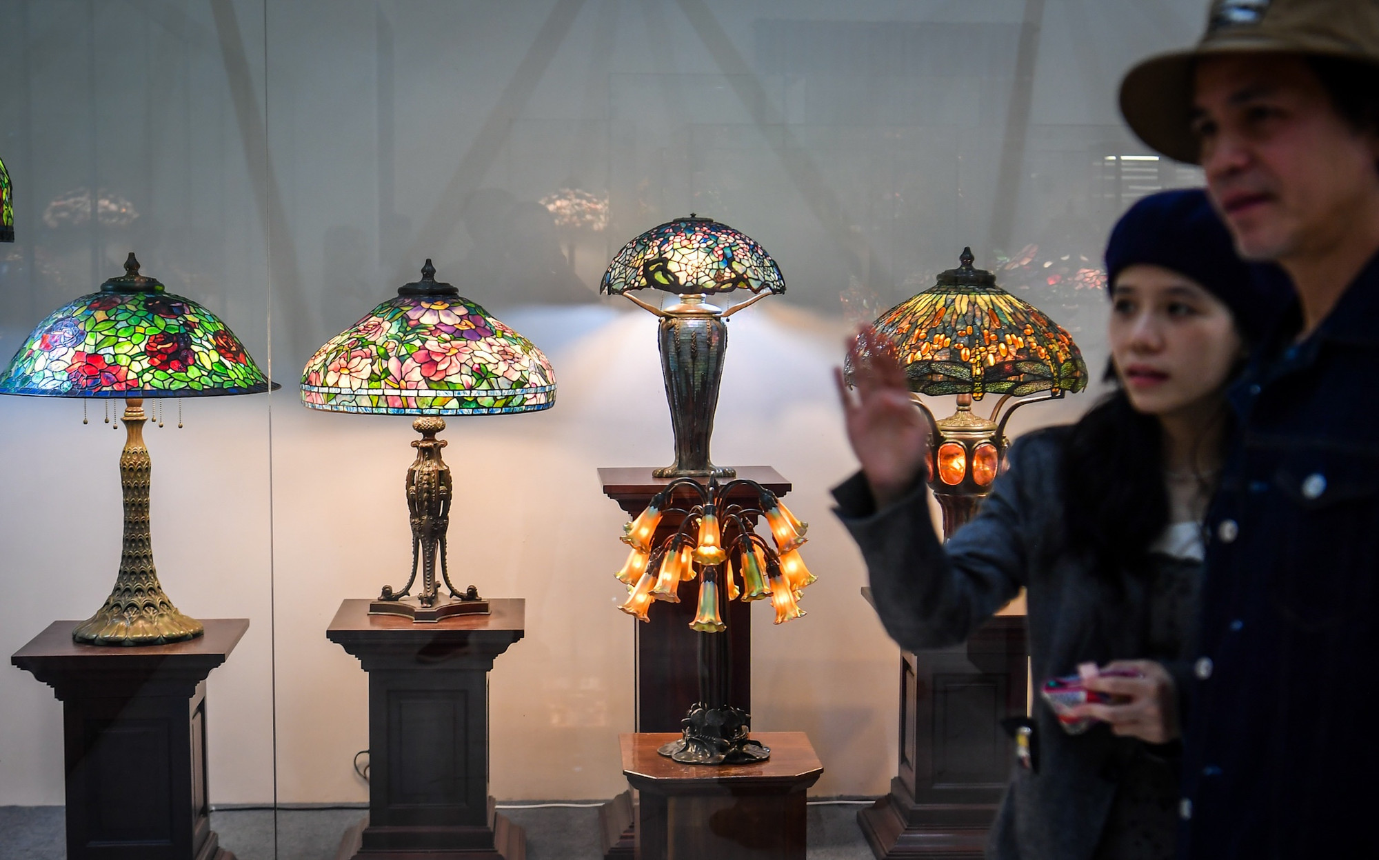 Bên cạnh đó là khu vực trưng bày các tác phẩm nghệ thuật kính màu dòng cận đại có giá trị, được sưu tầm từ nhiều quốc gia như: Các dòng thủy tinh nghệ thuật chế tác nóng của Bohemian (Cộng hòa Séc), thủy tinh Murano (Italia), thủy tinh Anh, dòng kính màu nghệ thuật Tân hiện đại (Art Nouveau) của Tiffany (Mỹ), các dòng thủy tinh đa sắc, lưỡng sắc, thủy tinh phát quang…