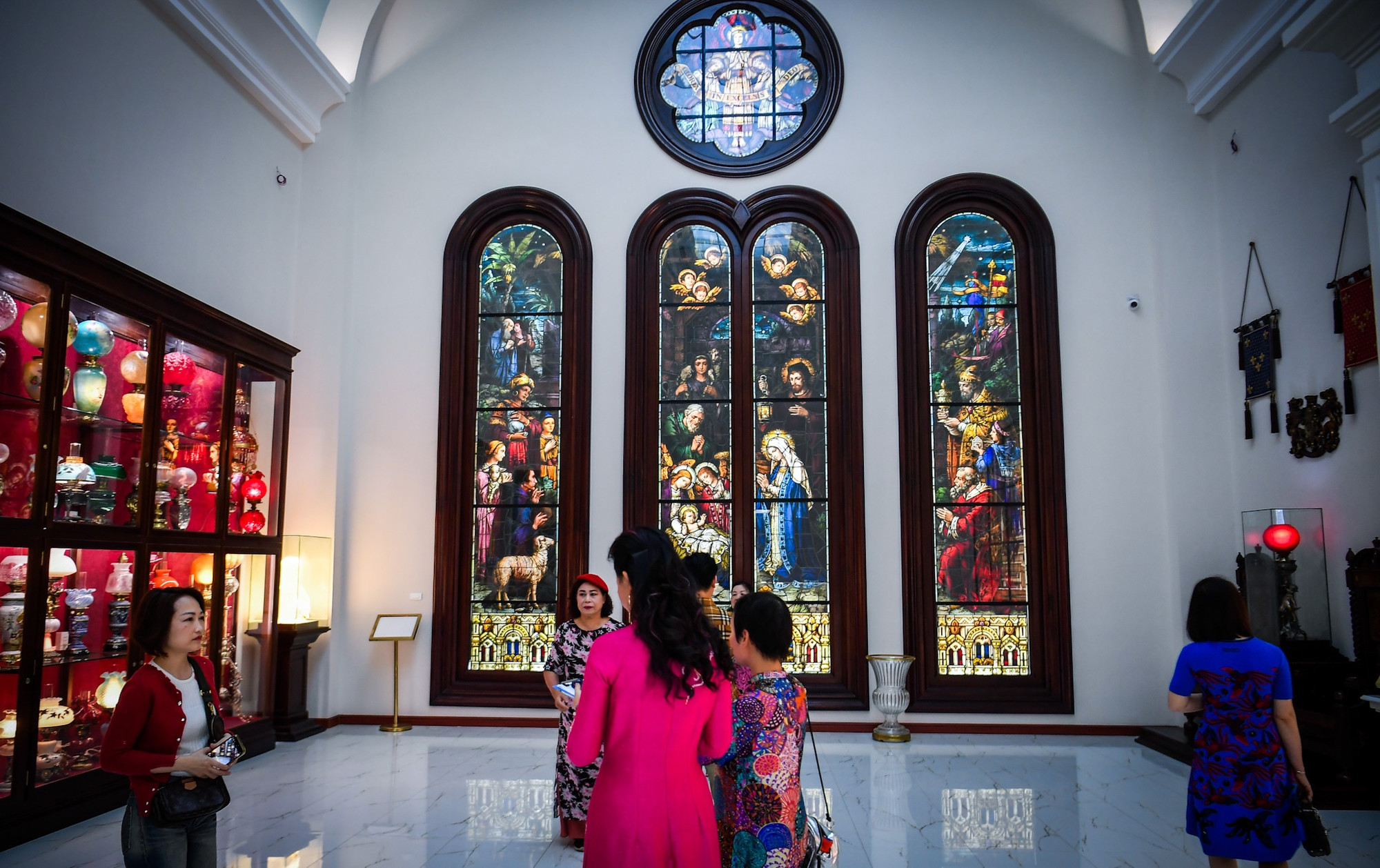 Không gian trưng bày bên trong bảo tàng tràn ngập ánh sáng và màu sắc từ kính màu, với khoảng 2.000 tác phẩm kính màu các loại.