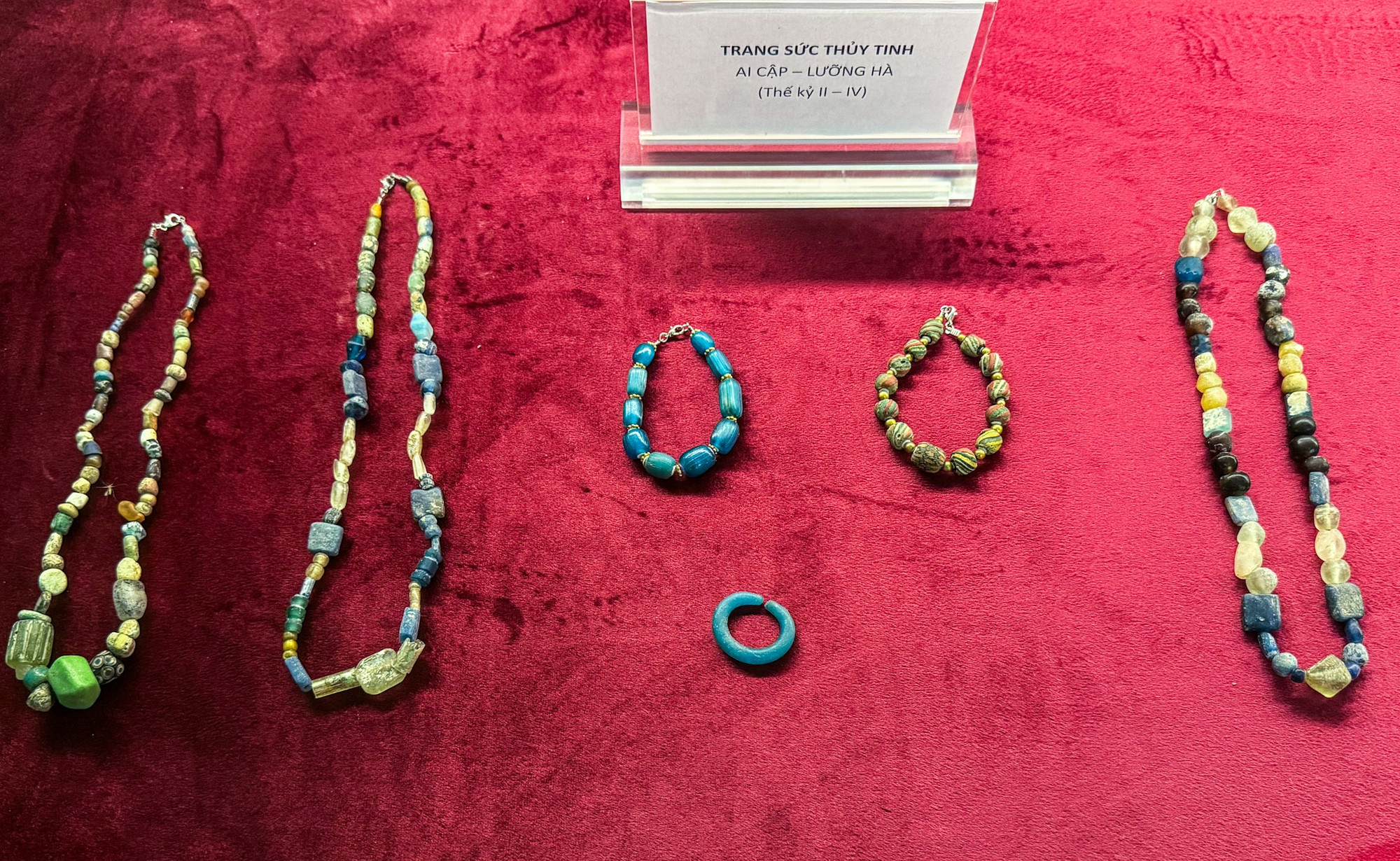 Bảo tàng có 3 khu vực trưng bày chính, gồm các hiện vật liên quan đến lịch sử nghệ thuật kính màu với các hiện vật khảo cổ về thủy tinh, các sản phẩm ứng dụng kính màu, lưu giữ tư liệu về lịch sử và kỹ thuật kính màu từ khắp nơi trên thế giới.