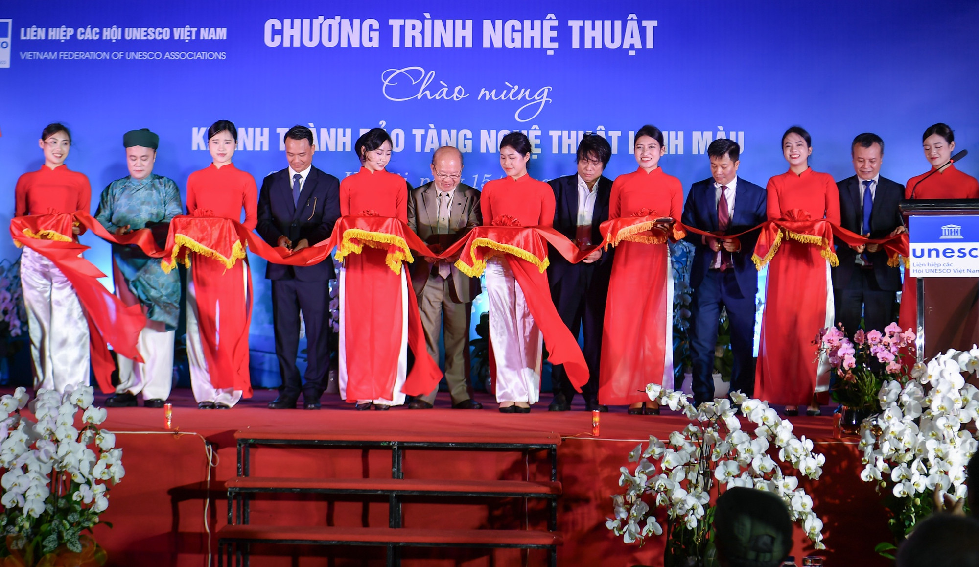 Các đại biểu cắt băng khai trương Bảo tàng Nghệ thuật kính màu.