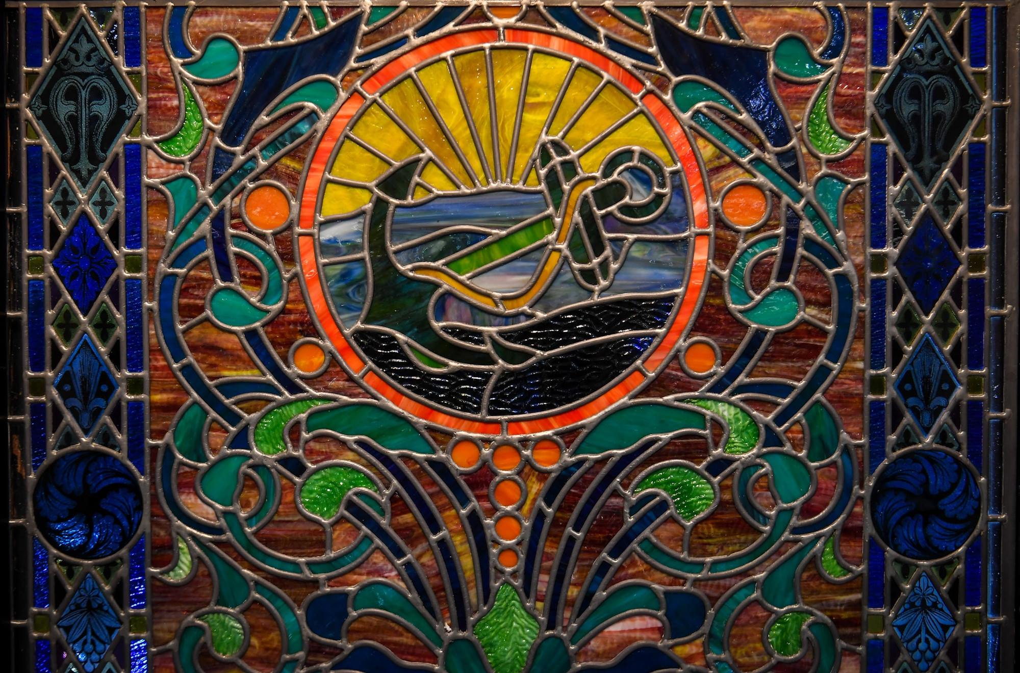 Mỗi tác phẩm kính màu đều là thành quả của kỹ thuật chế tác tinh xảo và niềm đam mê của nghệ nhân.