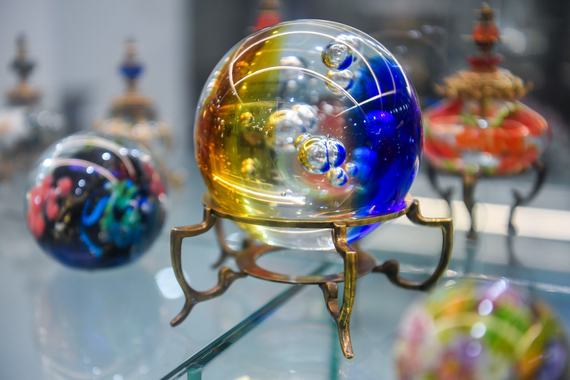 Bảo tàng sở hữu nhiều mẫu thủy tinh đặc biệt như thủy tinh lưỡng sắc và phát quang, thay đổi màu sắc tùy theo góc nhìn và ánh sáng.