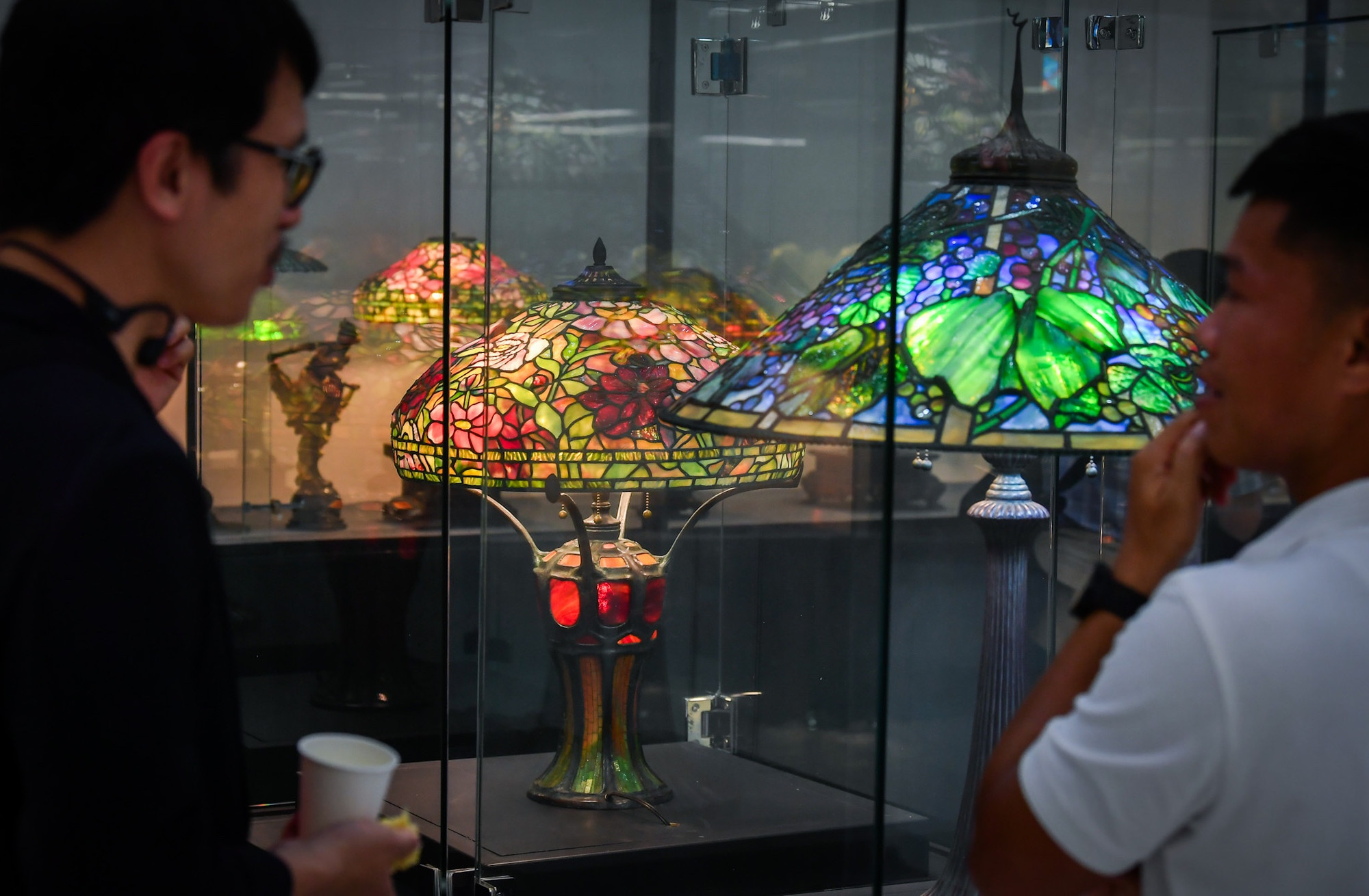 Bảo tàng trưng bày các bộ sưu tập kính màu với những dòng kính màu tiêu biểu của thế giới như Mayer Munich (Đức), Tiffany (Mỹ), hay thủy tinh Murano (Italia)...