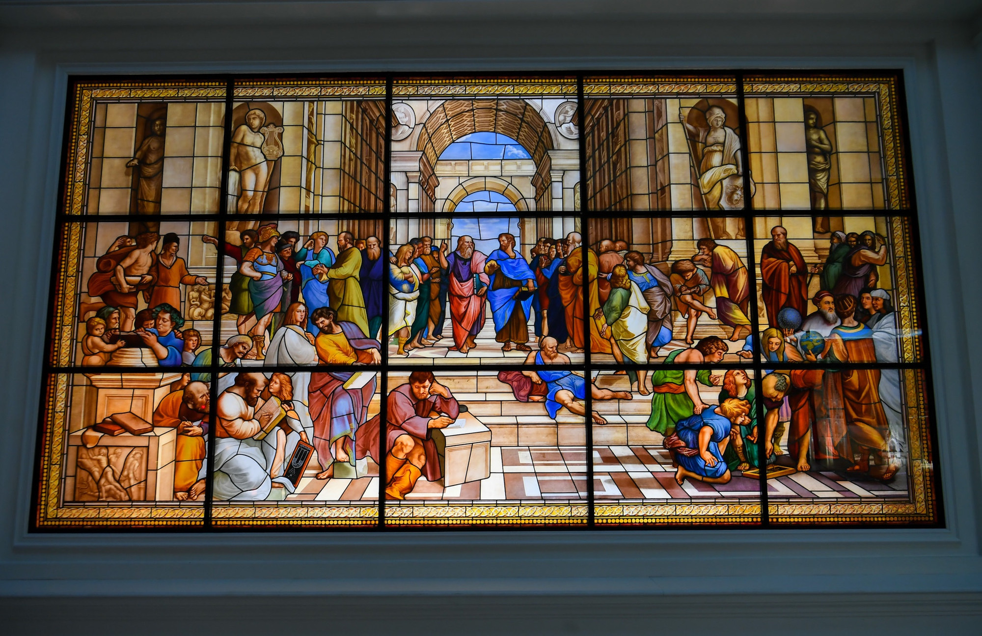 Một trong những điểm nhấn của bảo tàng là tác phẩm kính màu "The School of Athens".