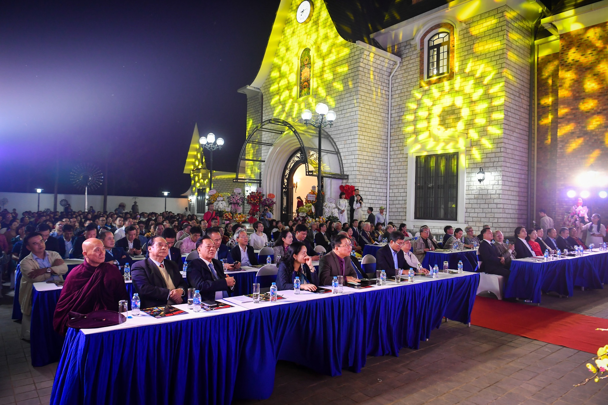 Các đại biểu tham dự lễ khai trương bảo tàng.