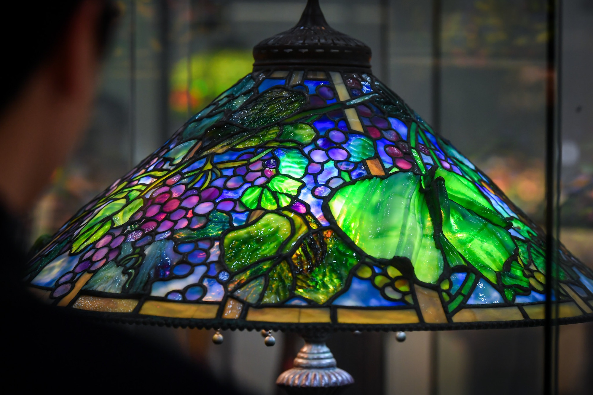 Kính màu không chỉ đẹp ở họa tiết mà còn nhờ cách ánh sáng xuyên qua, tạo nên hiệu ứng sắc màu lung linh, kỳ ảo.